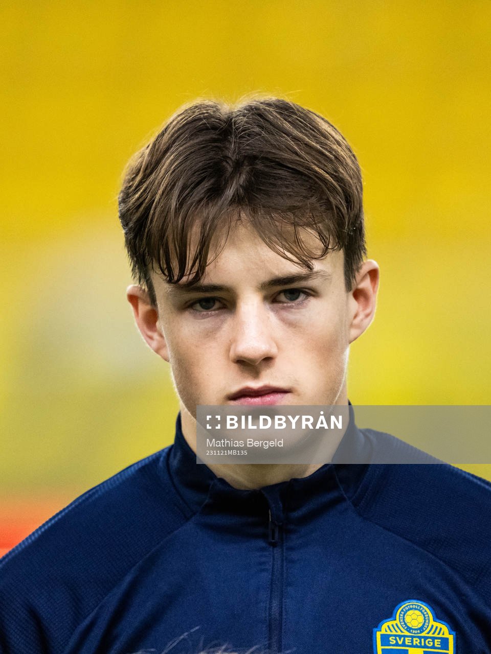 Sveriges Adam Stroud vid line-up inför EM-kvalmatchen i fotboll för P19 mellan Sverige och Italien den 21 november 2023 i Borås. 