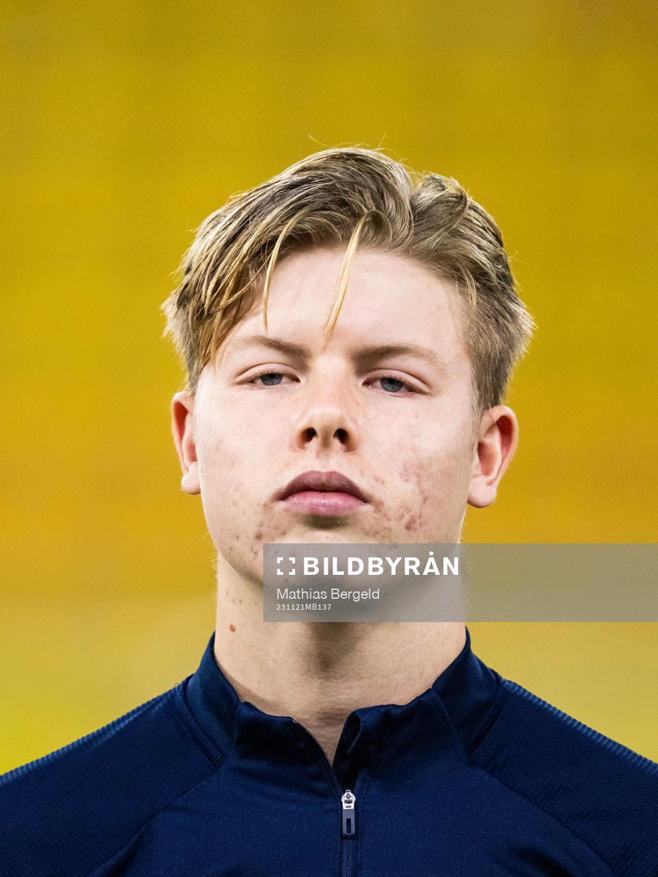 Sveriges Nils Zetterström vid line-up inför EM-kvalmatchen i fotboll för P19 mellan Sverige och Italien den 21 november 2023 i Borås. 