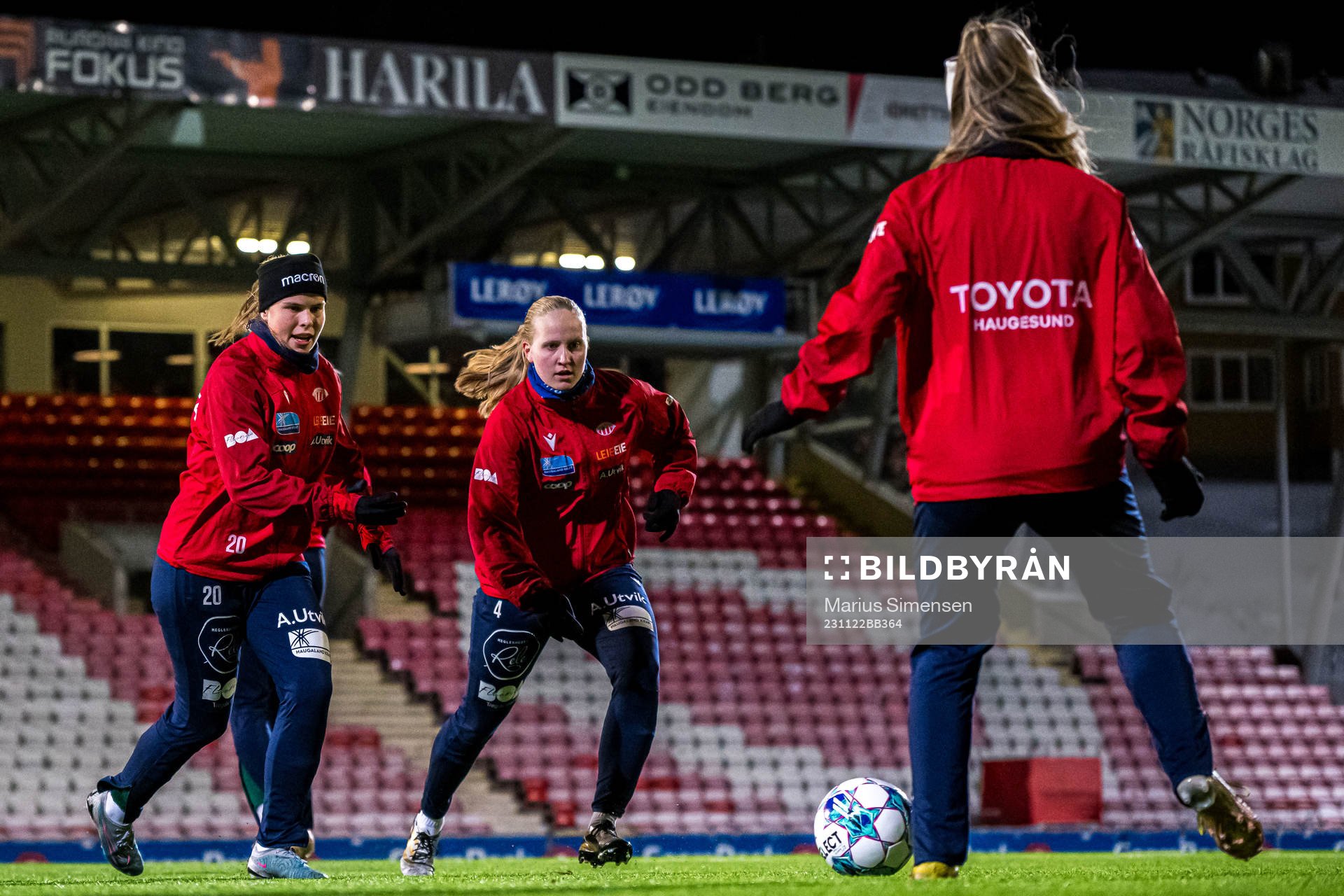 Kristine Hustveit Nybru and Kaja Olsen of Avaldsnes warms up