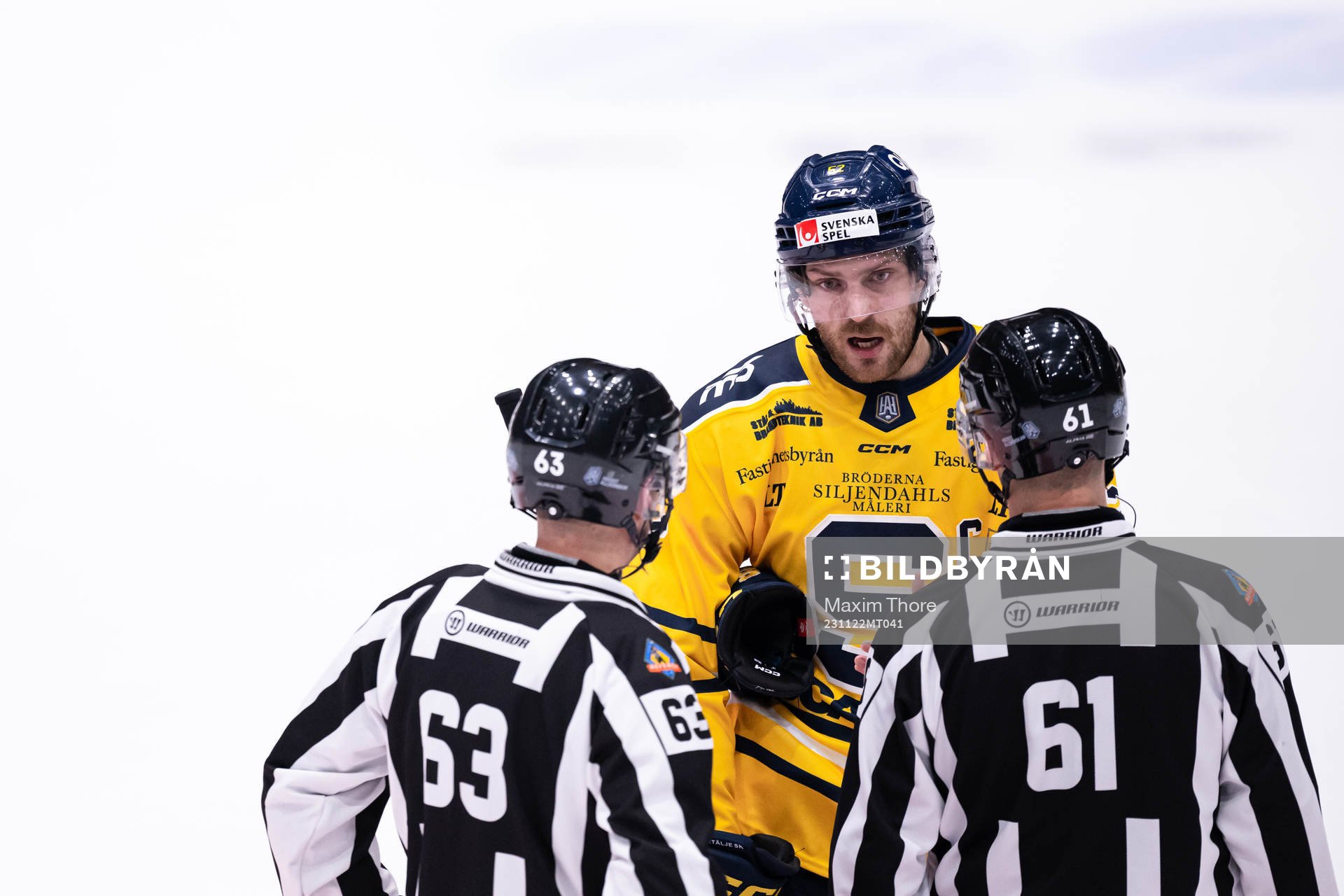 Södertäljes Christopher Liljewall i samtal med domarna
