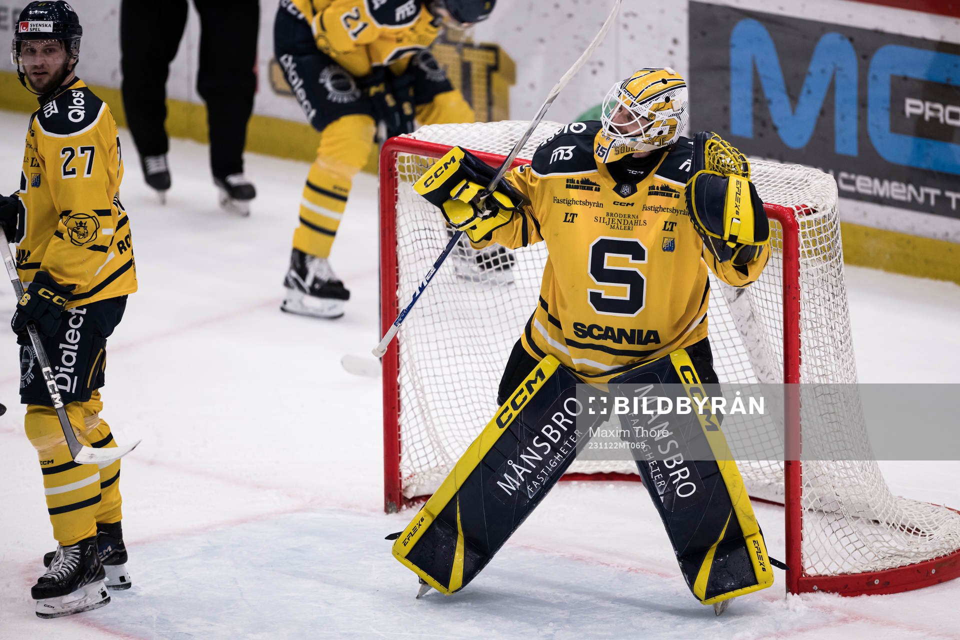 Södertälje SKs målvakt Tomas Sholl jublar