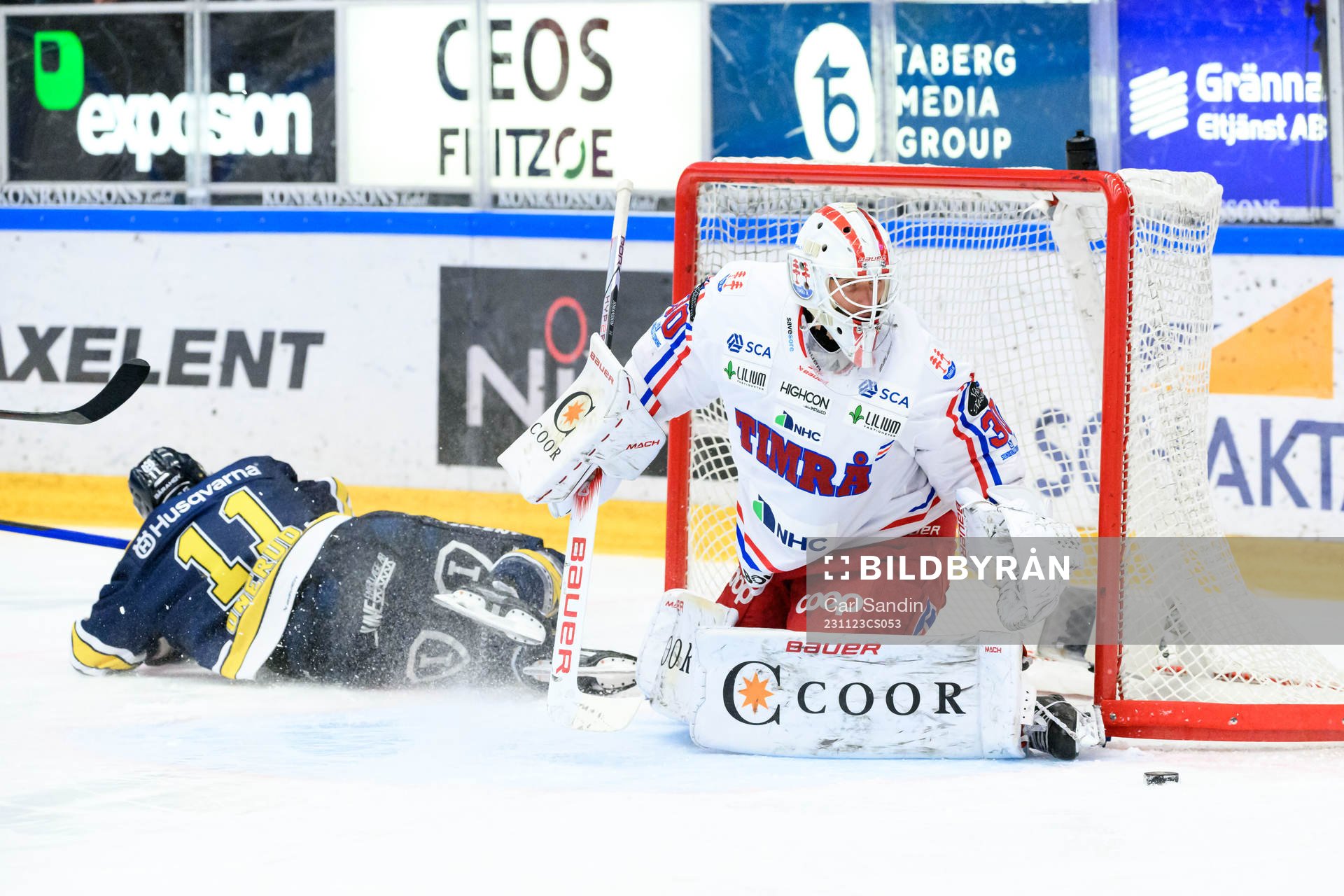 HV71s Simon Önerud och Timrås målvakt Jacob Johansson