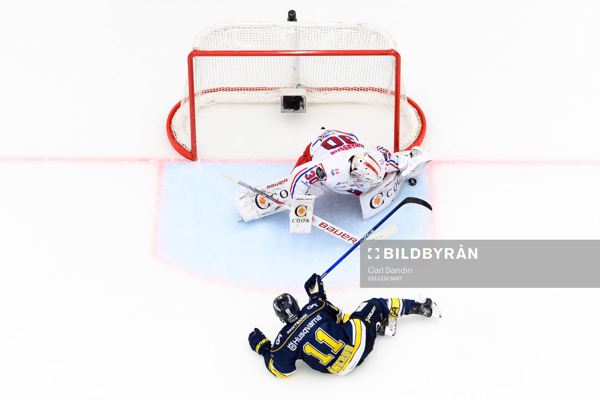 Timrås målvakt Jacob Johansson och HV71s Simon Önerud