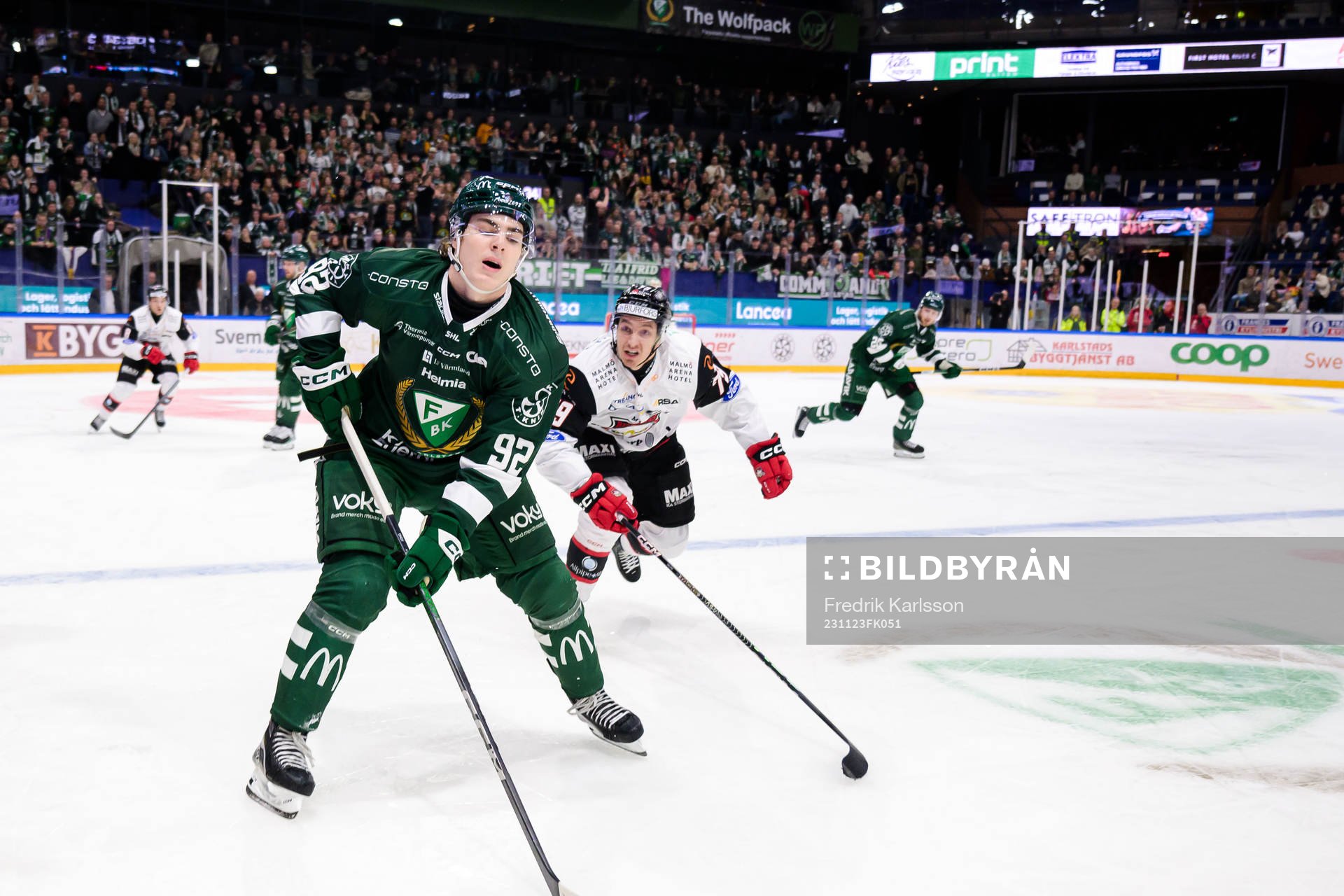 Färjestads Liam Öhgren och Malmö Redhawks Jakub Galvas