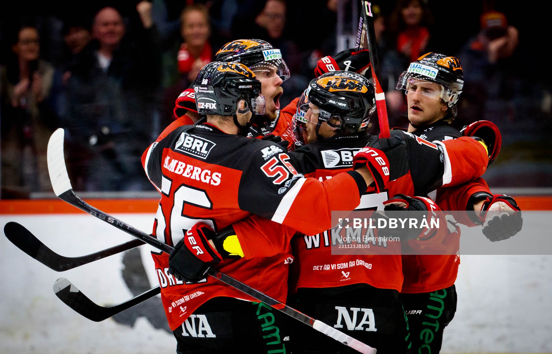 Örebros Emil Larsson gör 3-3 och jublar med Robin Norell,