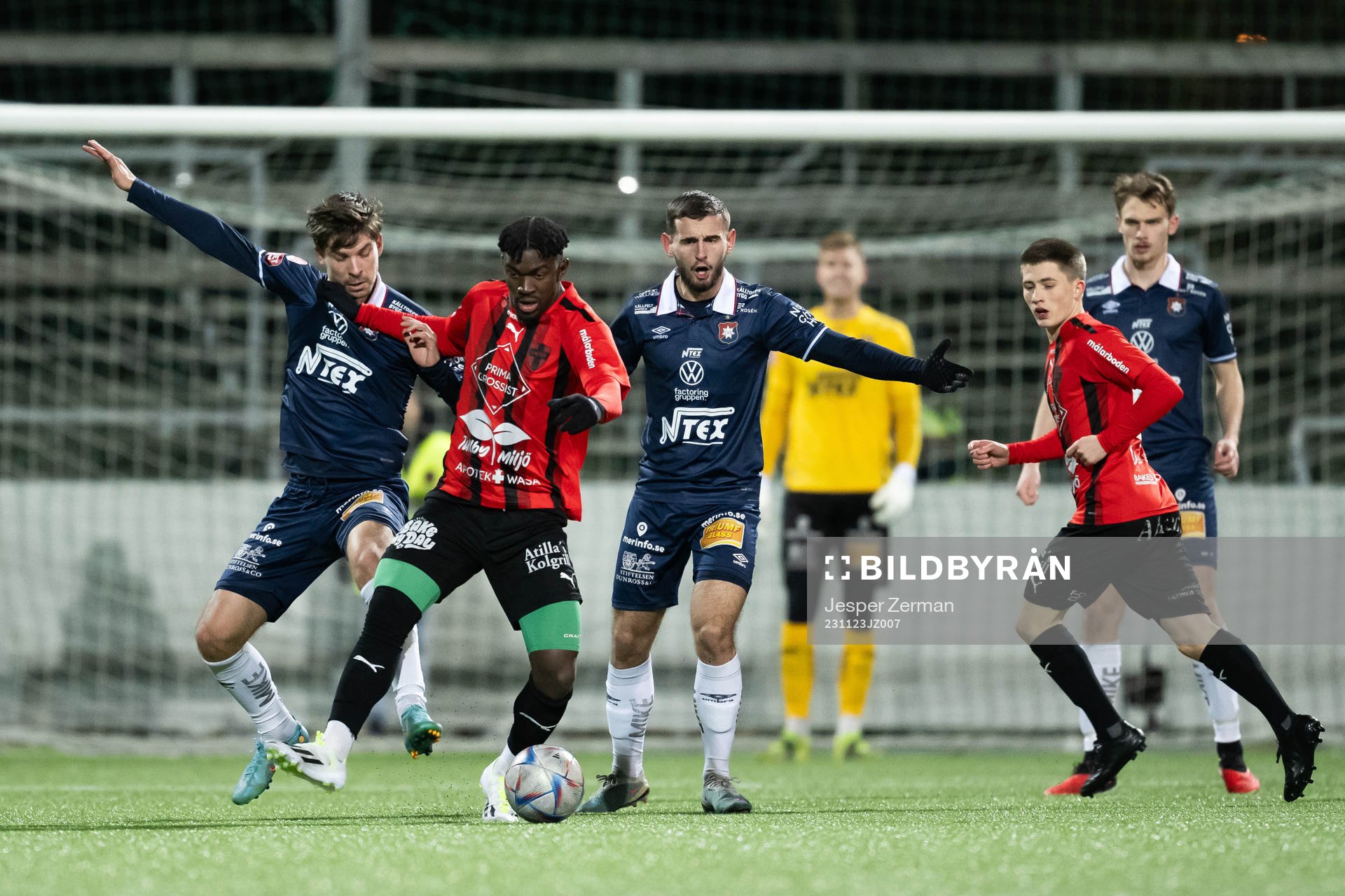 Örgrytes Daniel Paulson och Nordic Uniteds Mamadouba Diaby