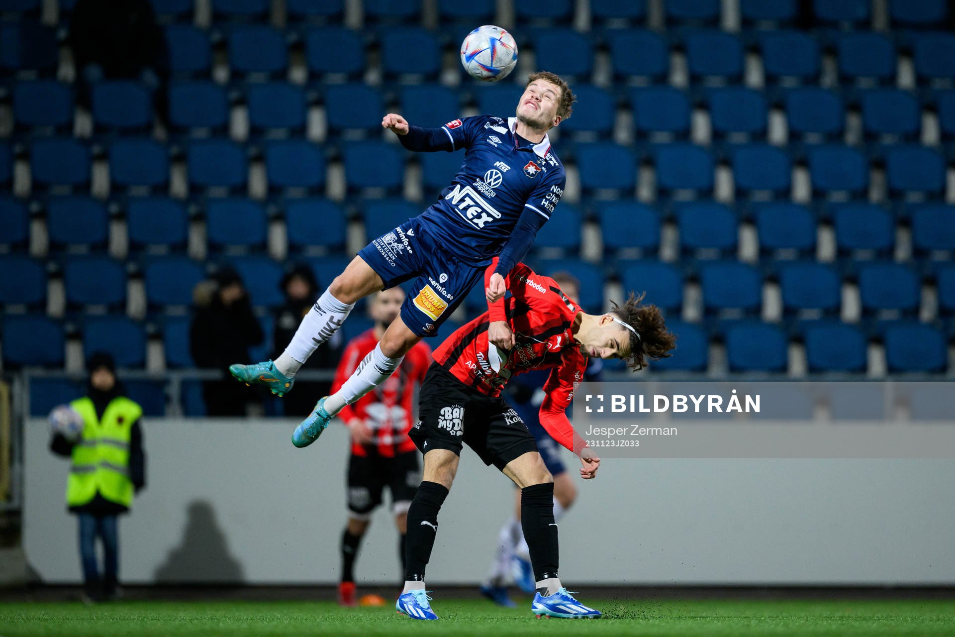 Örgrytes Hampus Dahlqvist och Nordic Uniteds Aziz Harabi