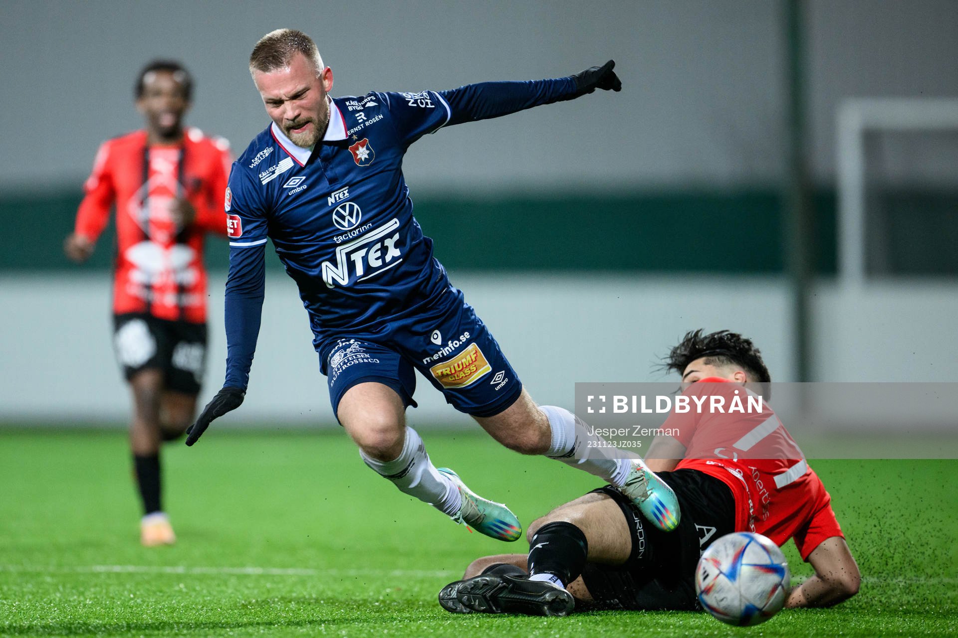 Örgrytes Nicklas Bärkroth och Nordic Uniteds Jonathan Gursac under fotbollsmatchen i kvalet till Superettan mellan Nordic United och Örgryte den 23 november 2023 i Södertälje.