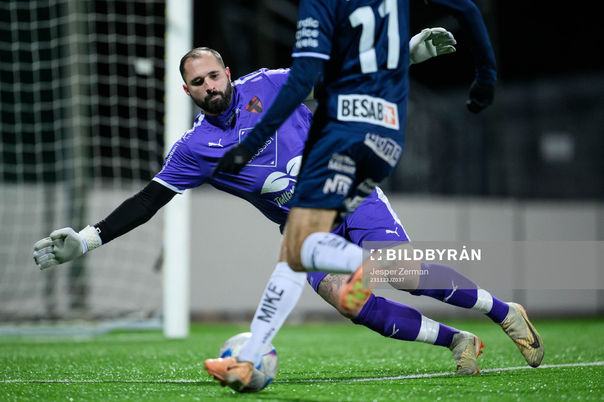 Nordic Uniteds målvakt Dejan Garaca släpper in 0-1 av