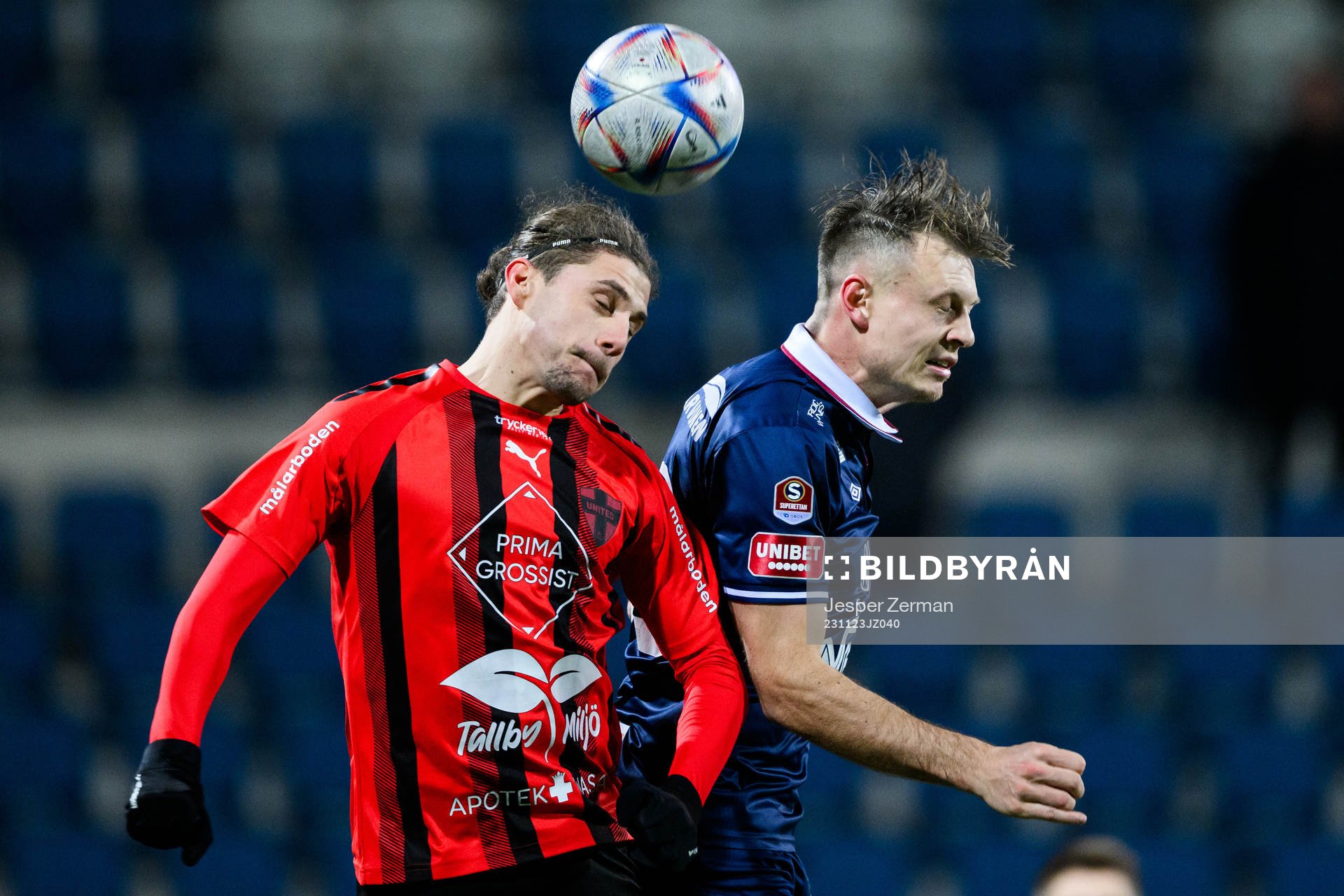 Nordic Uniteds Amar Eminovic och Örgrytes Marcus Haglind Sangre under fotbollsmatchen i kvalet till Superettan mellan Nordic United och Örgryte den 23 november 2023 i Södertälje. 