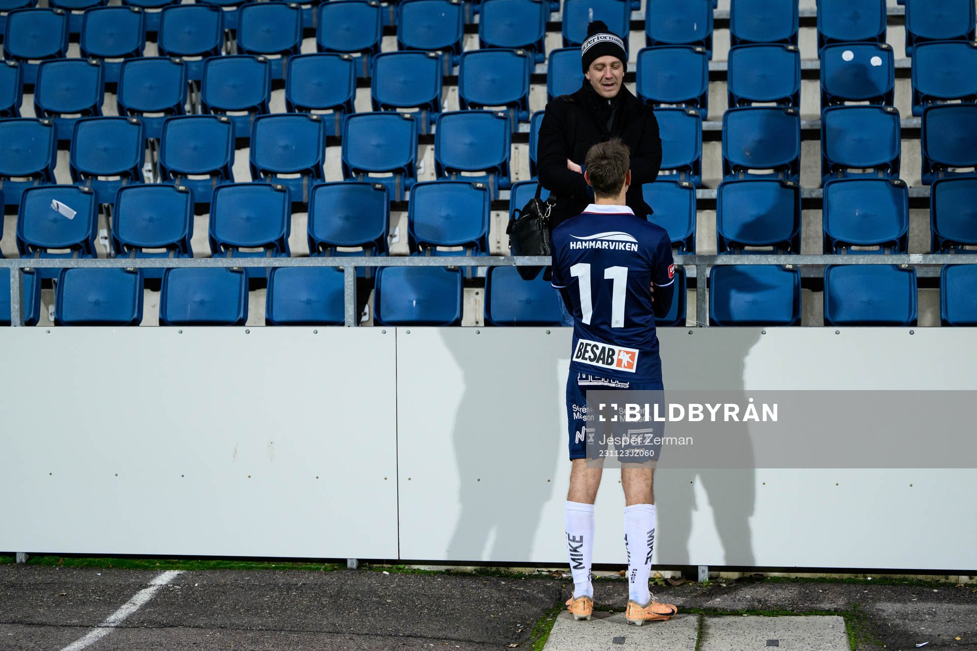 Örgrytes Noah Christoffersson pratar med media