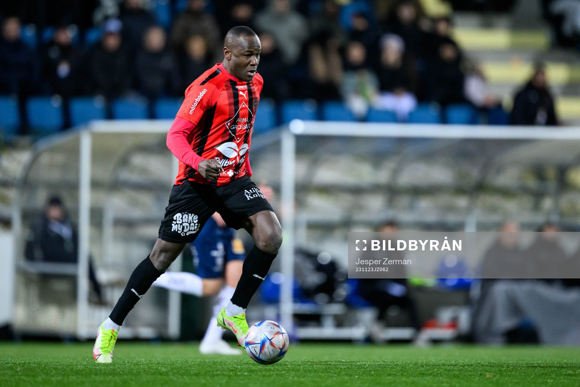 Nordic Uniteds Nsima Peter under fotbollsmatchen i kvalet till Superettan mellan Nordic United och Örgryte den 23 november 2023 i Södertälje.