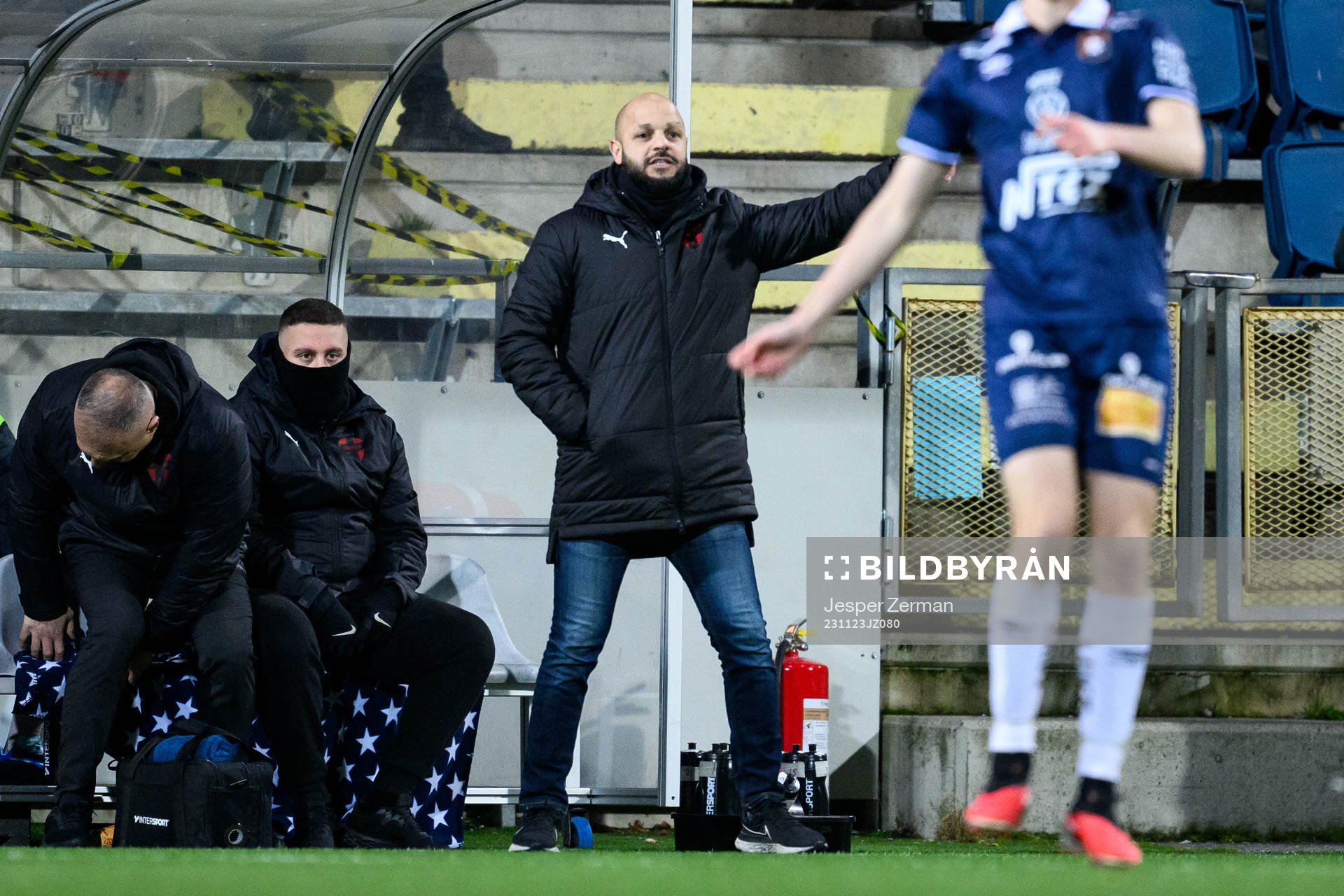 Nordic Uniteds tränare Hakan Bezgin under fotbollsmatchen i kvalet till Superettan mellan Nordic United och Örgryte den 23 november 2023 i Södertälje.