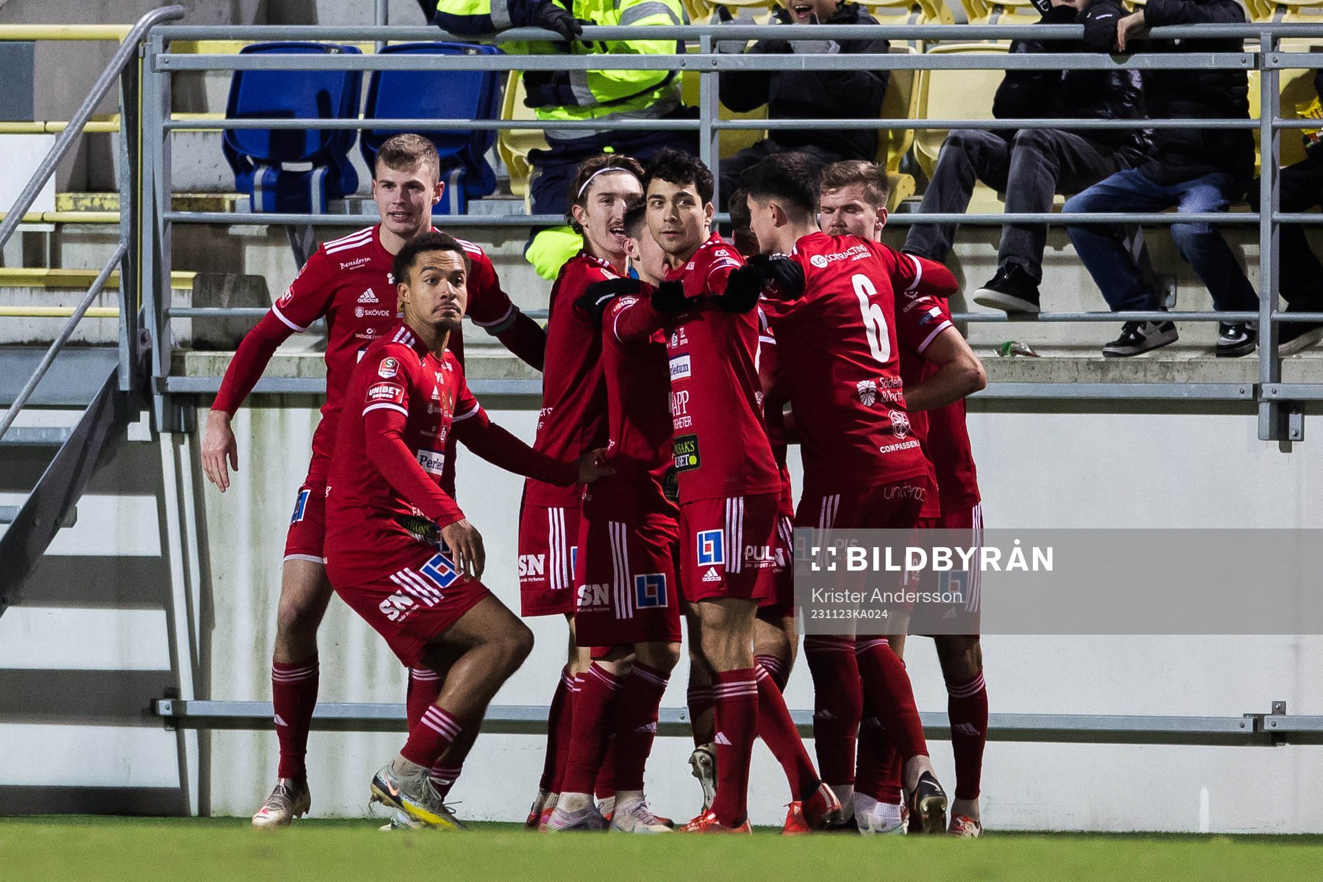 Skövde AIKs Isak Vidjeskog jublar efter 1-2 under kvalet till Superettan mellan Falkenberg och Skövde AIK den 23 november 2023 i Falkenberg.