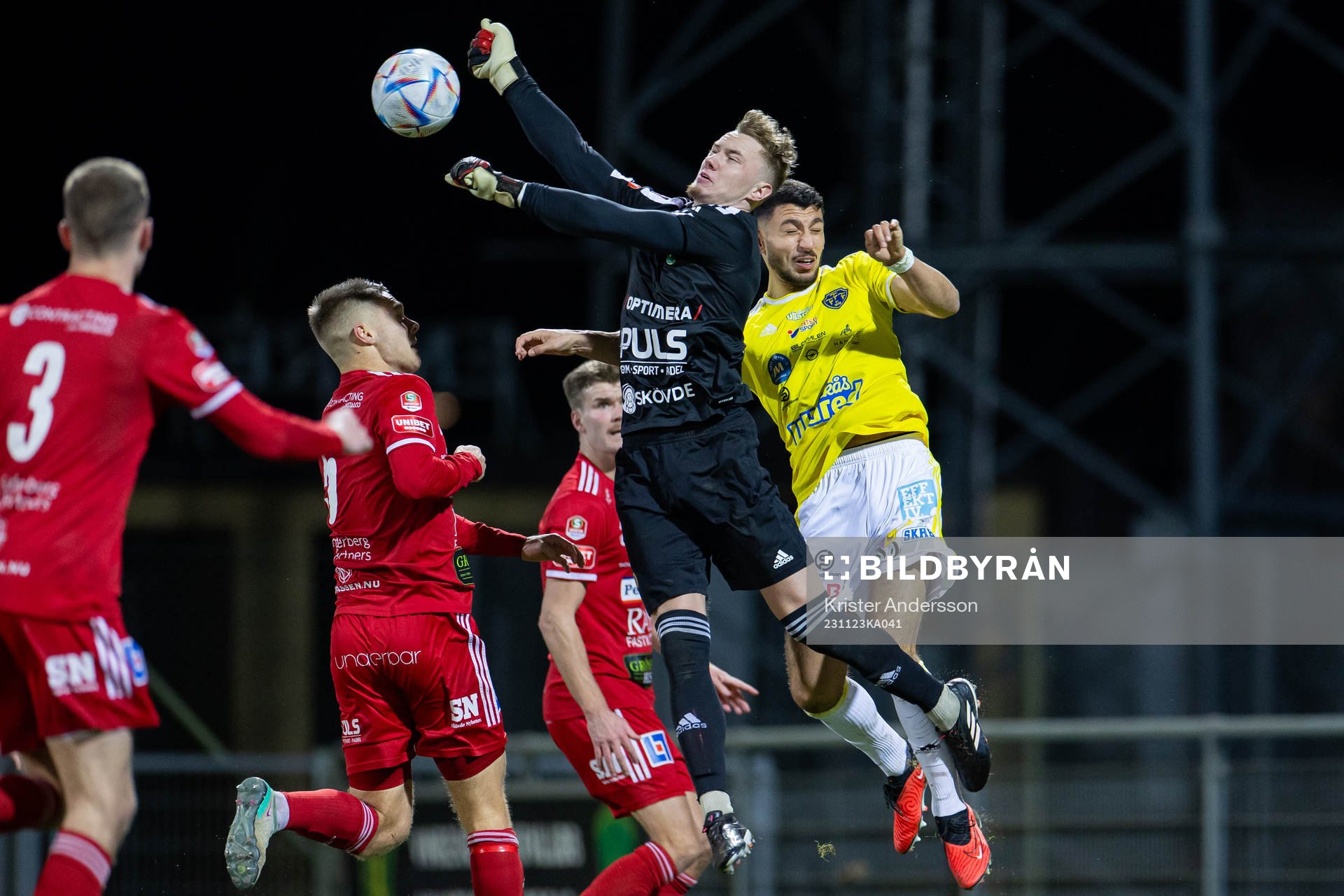 Skövde AIKs målvakt Otto Lindell och Falkenbergs Leonardo