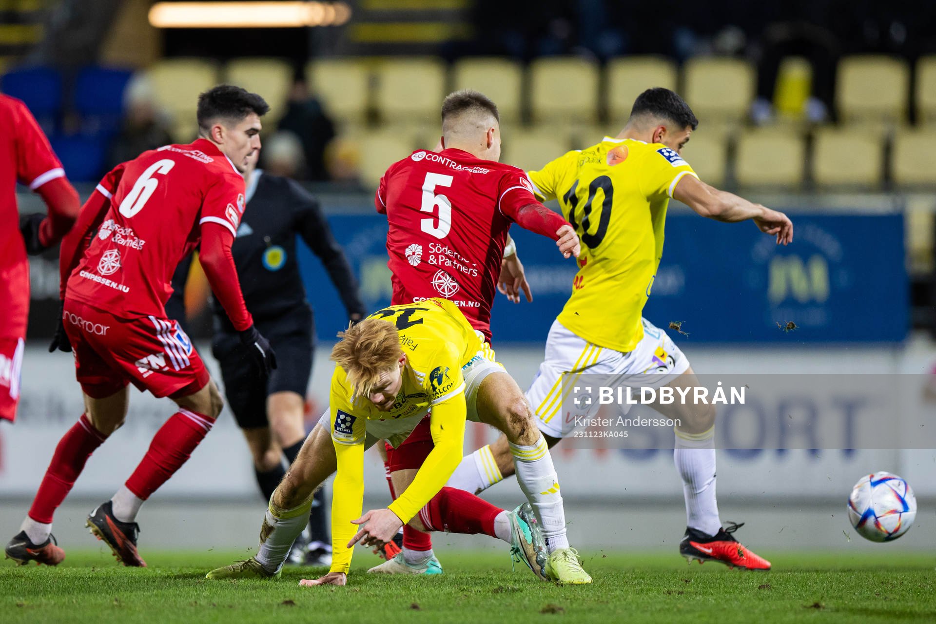 Kamp under kvalet till Superettan mellan Falkenberg och Skövde AIK den 23 november 2023 i Falkenberg. 
