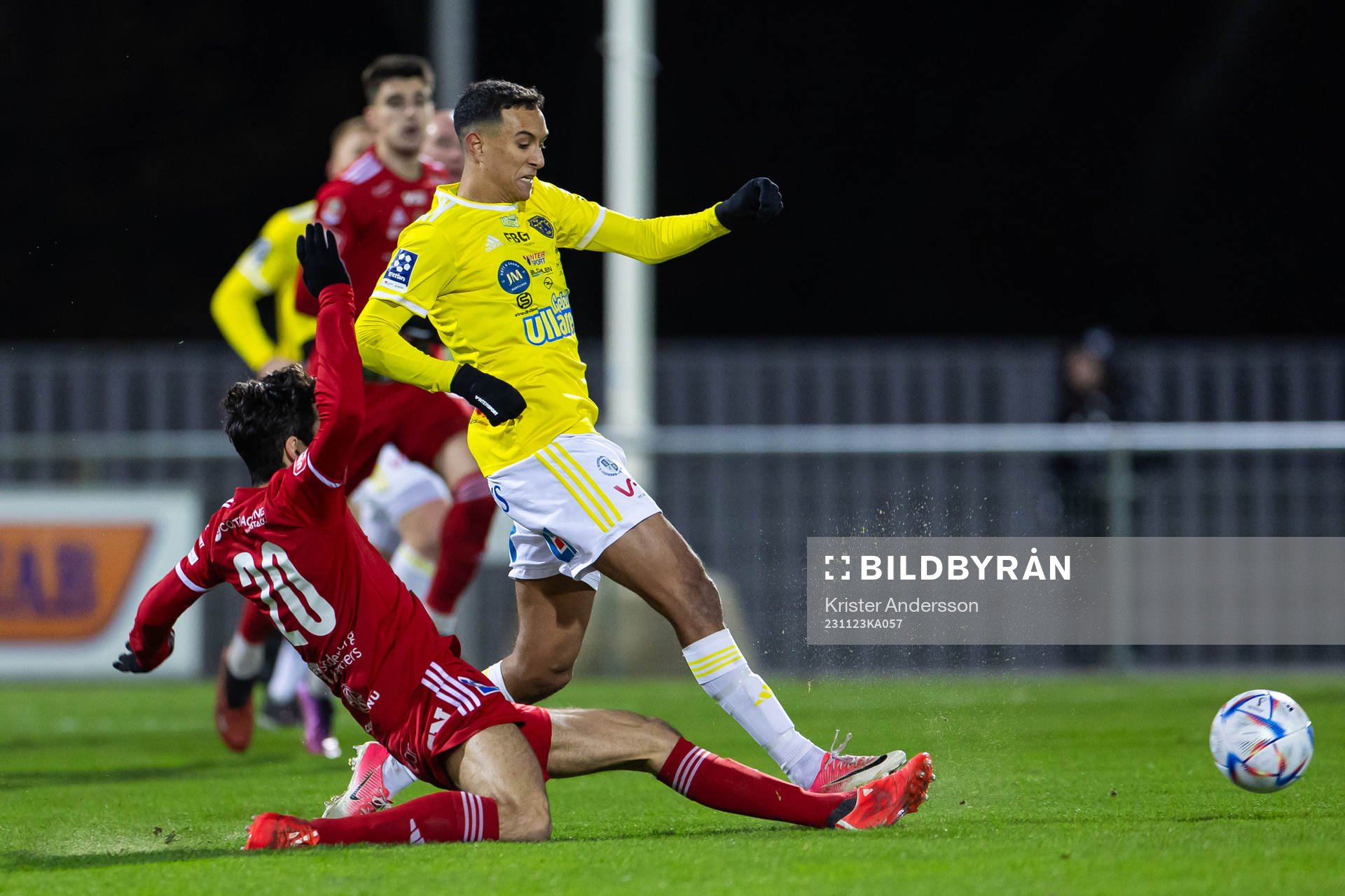 Skövde AIKs Armend Suljev och Falkenbergs Oliver Hintsa