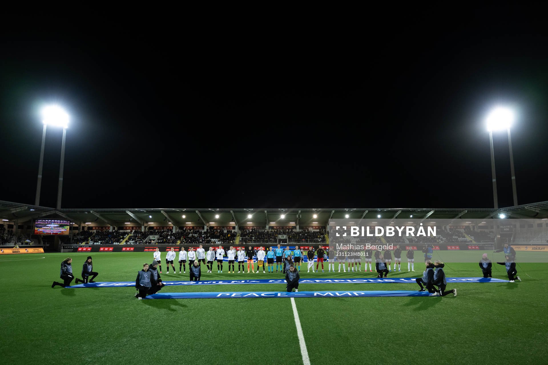 The players at line up