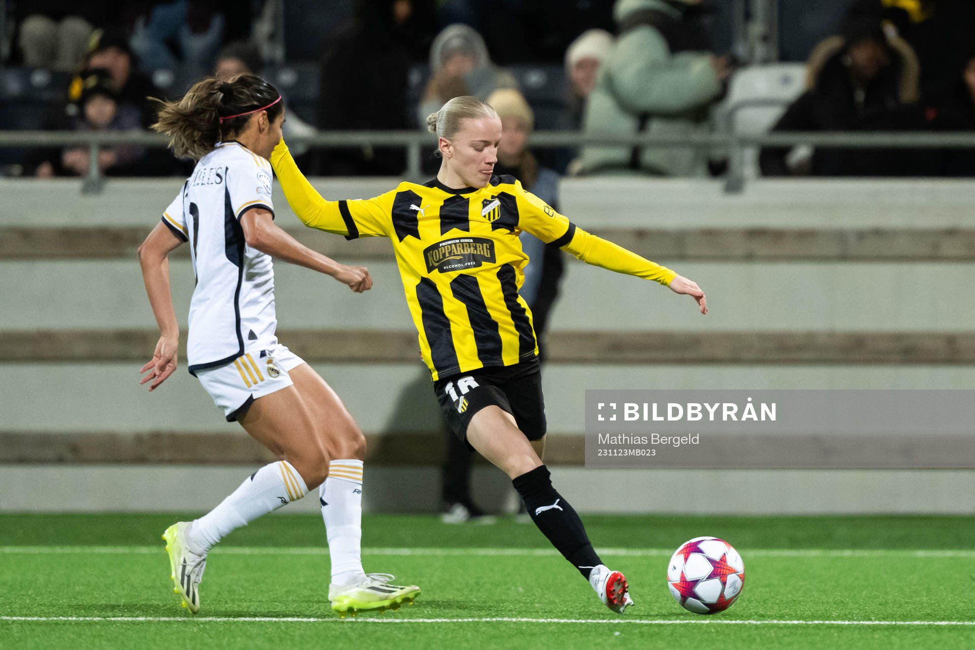 Kenti Robles of Real Madrid and Anna Sandberg of Häcken