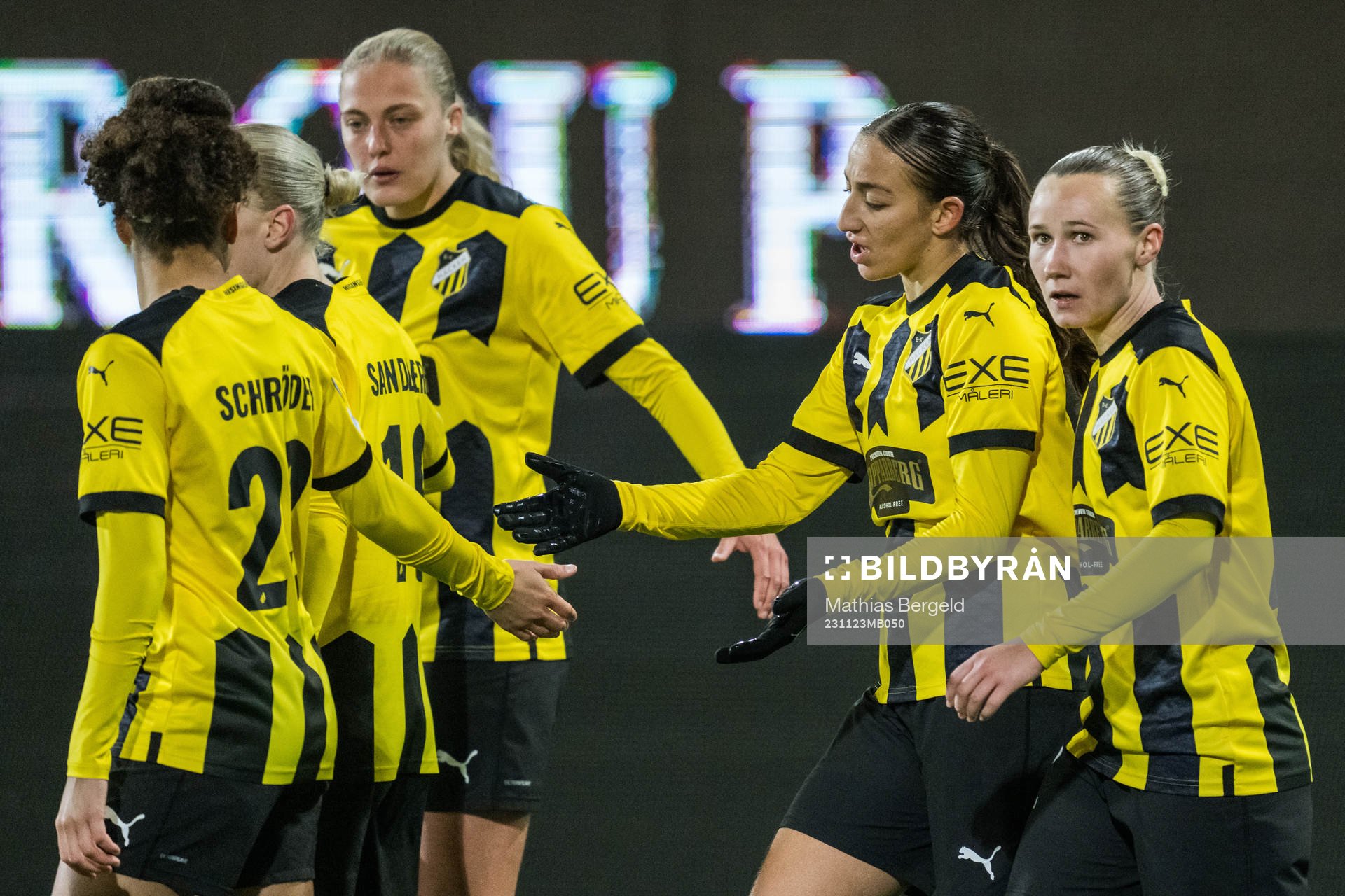 Rusul Rosa Kafaji of Häcken celebrate with teammates