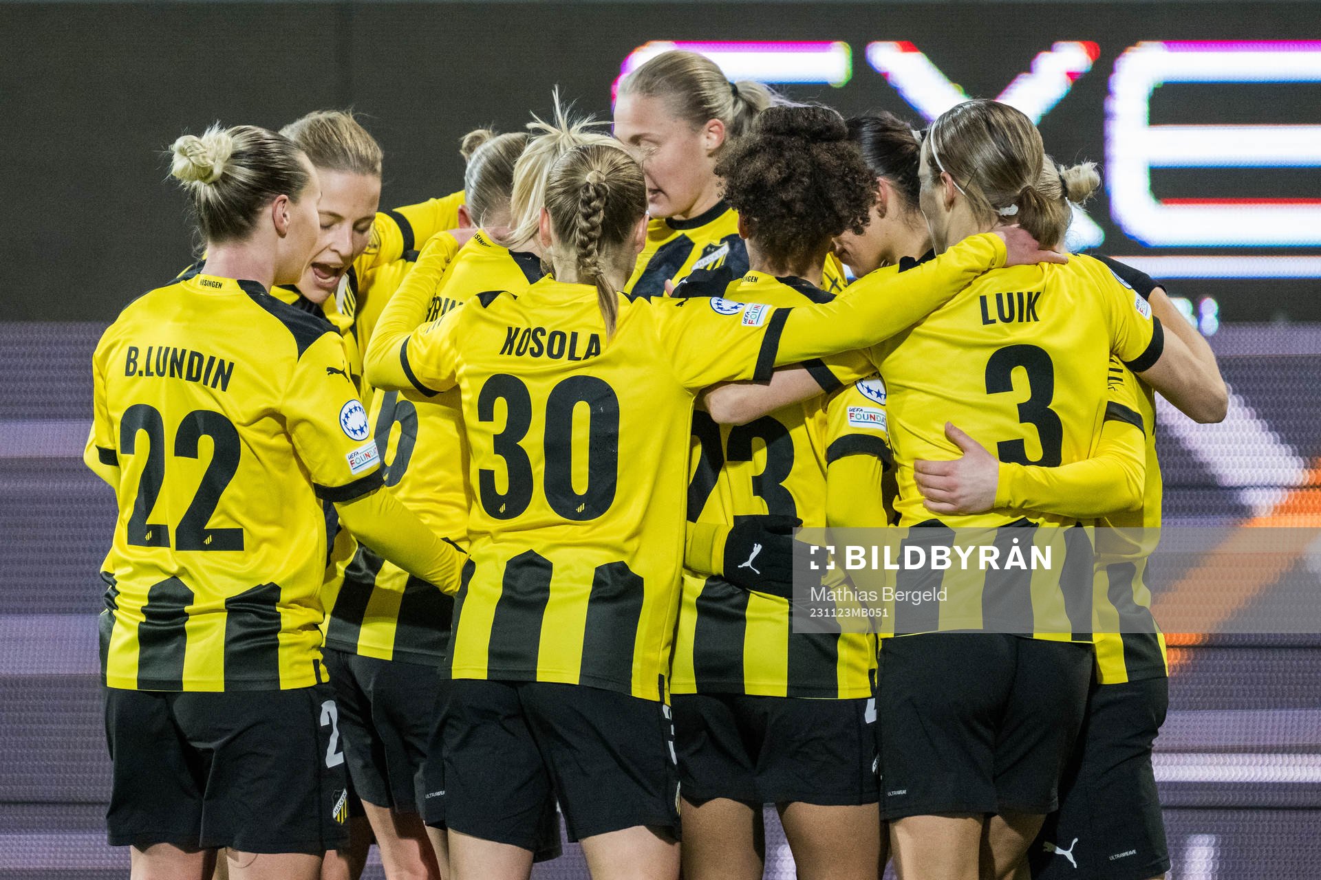 Rusul Rosa Kafaji of Häcken celebrate with teammates
