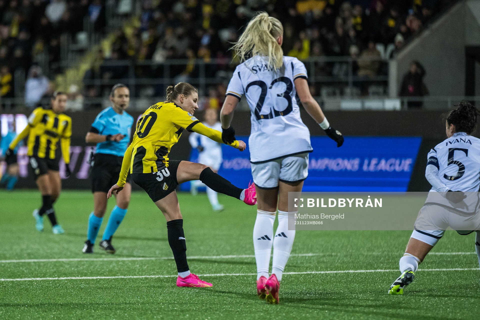 Katariina Kosola of Häcken scores the 2-1 goal