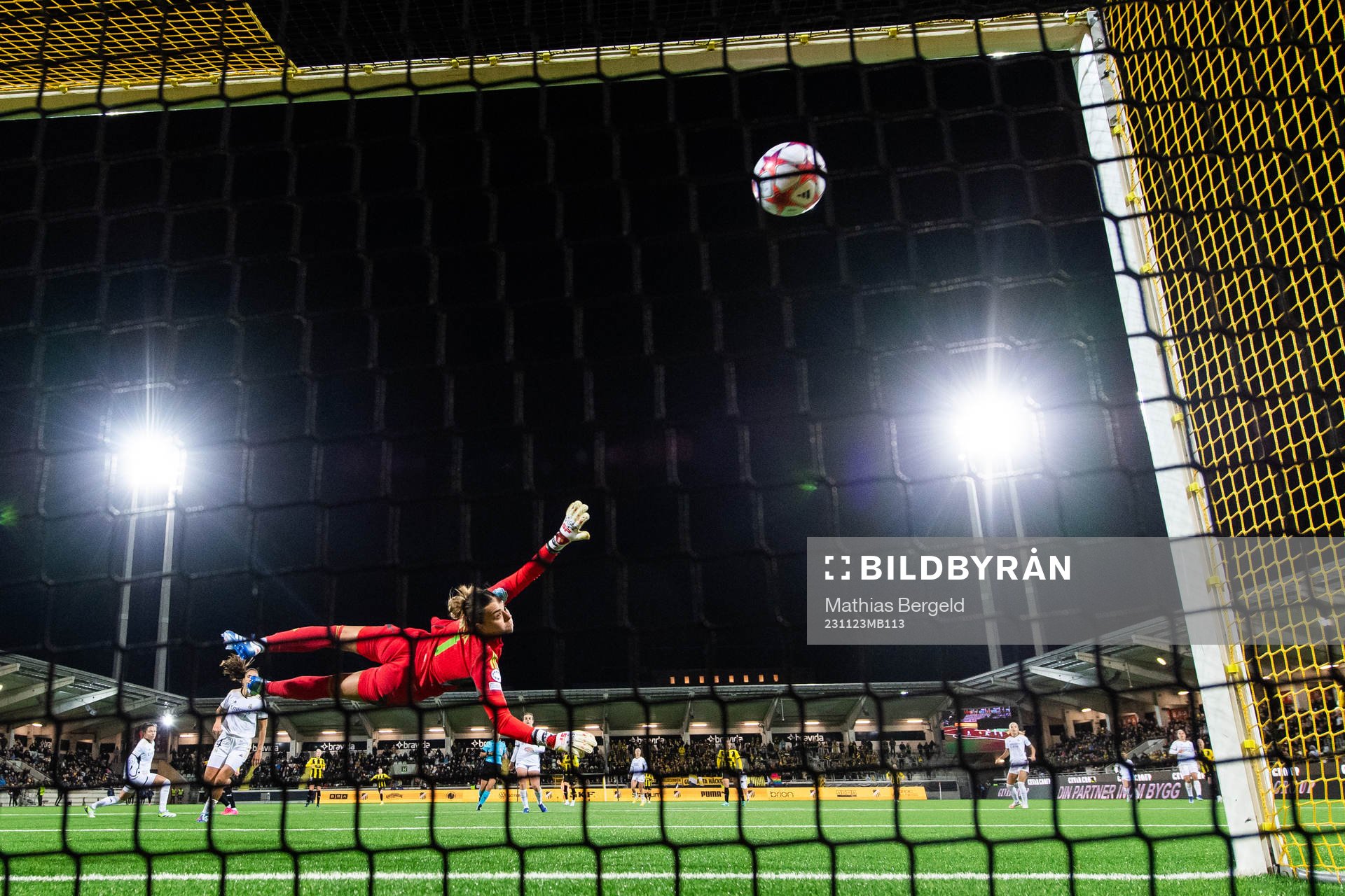 Katariina Kosola of Häcken scores 2-1 behind goalkeeper