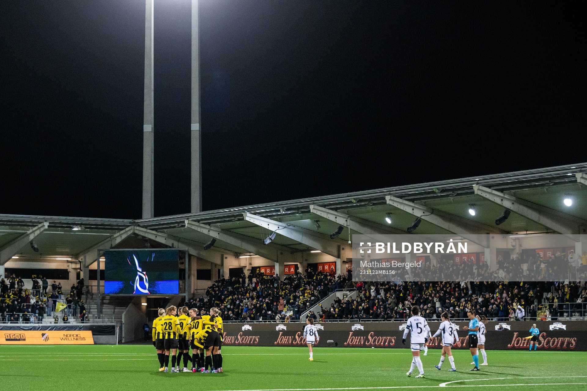 Katariina Kosola of Häcken celebrates with team mates