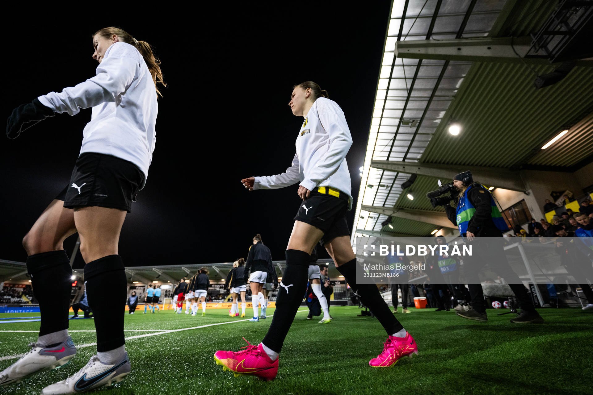 Anna Anvegård and Katariina Kosola of Häcken enter the
