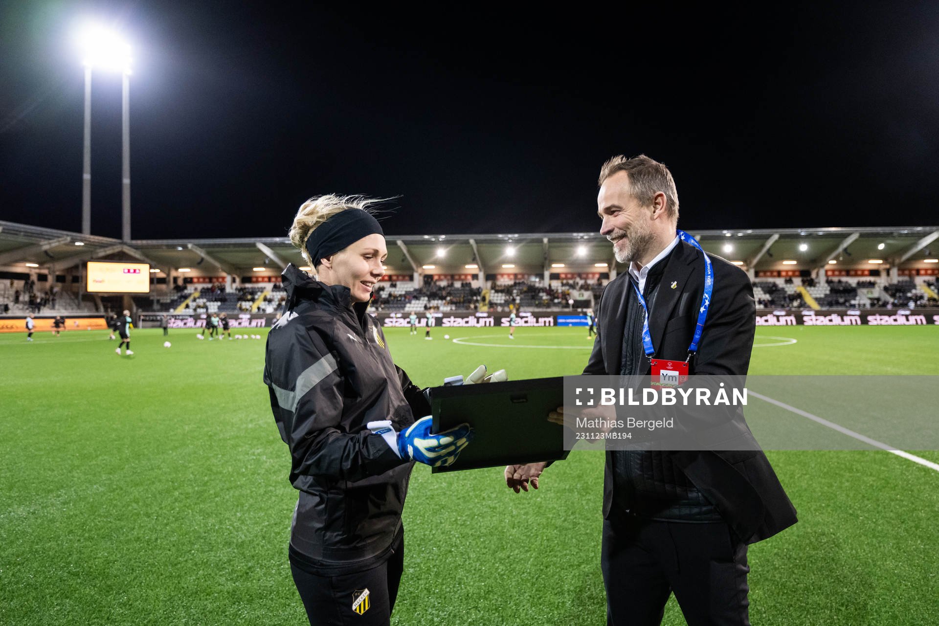 Goalkeeper Jennifer Falk of Häcken receives a picture from