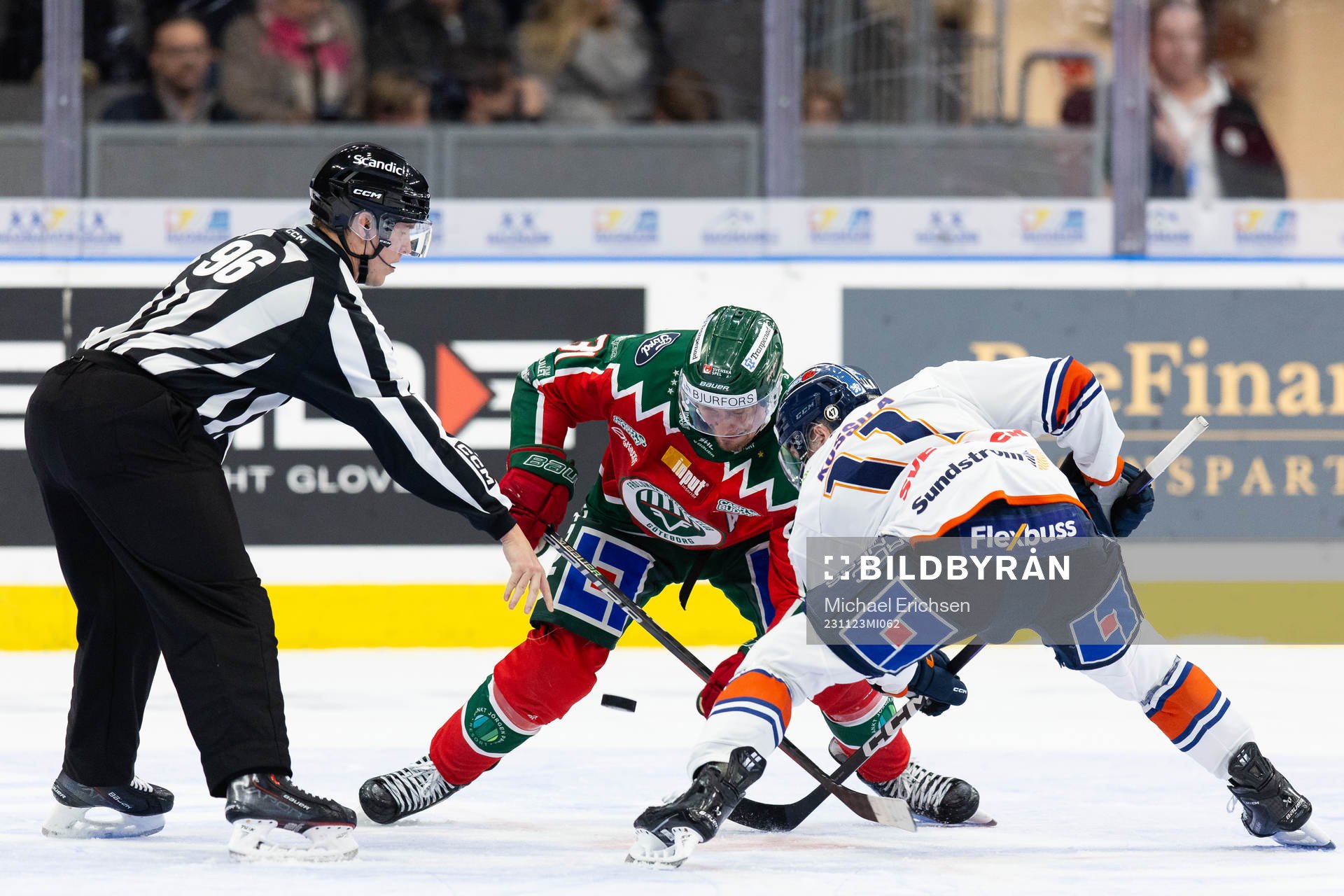 Frölundas Nicklas Lasu och Växjös Kalle Kossila tekar