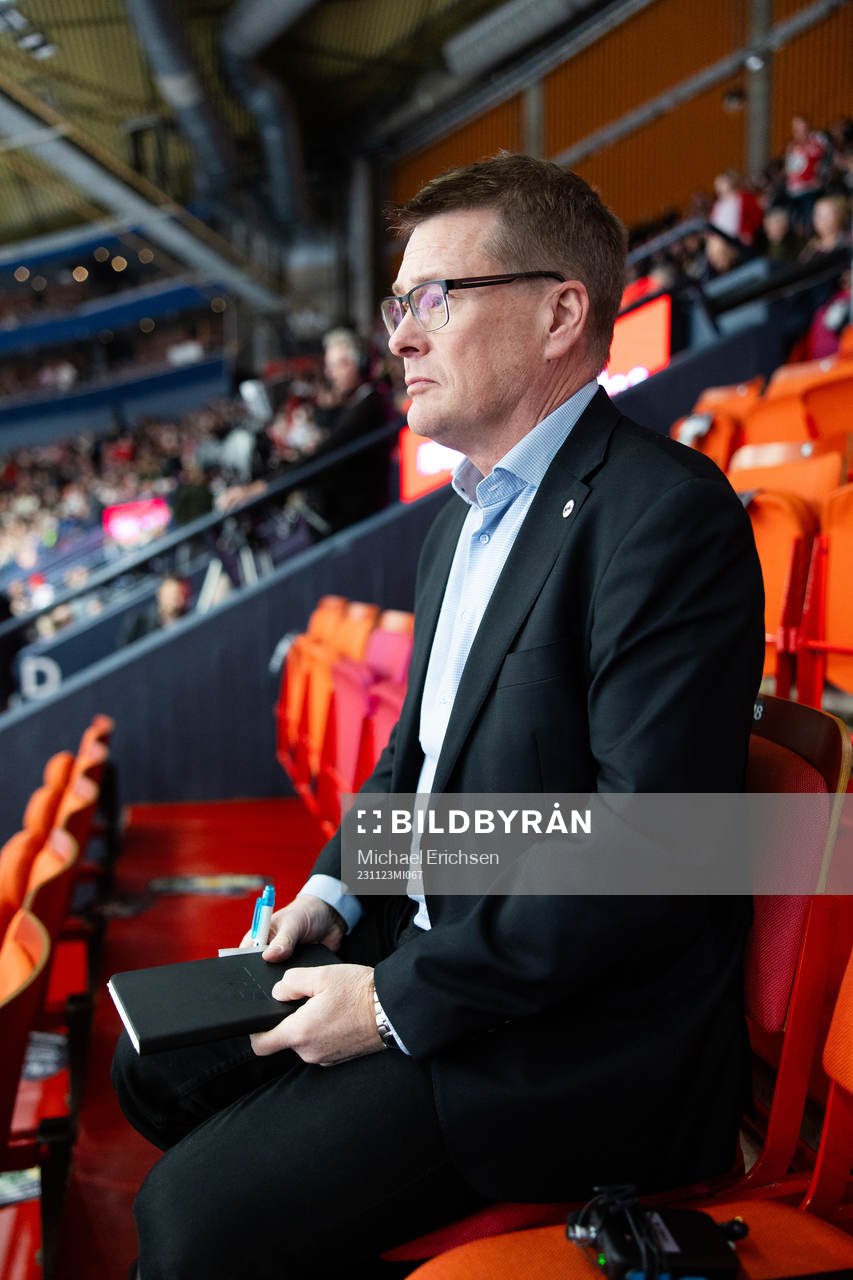 s domarchef Tomas Thorsbrink på läktaren