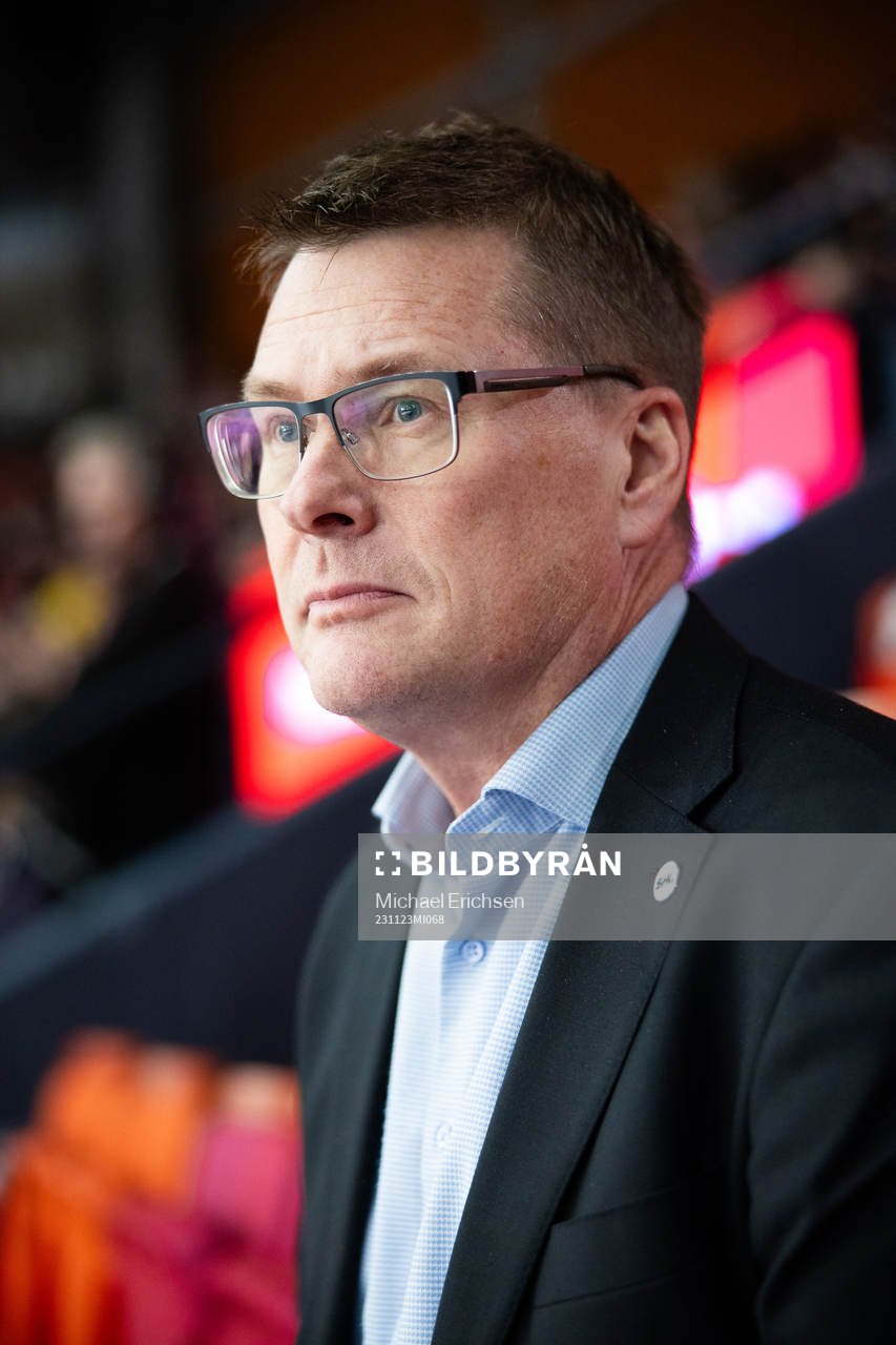 s domarchef Tomas Thorsbrink på läktaren