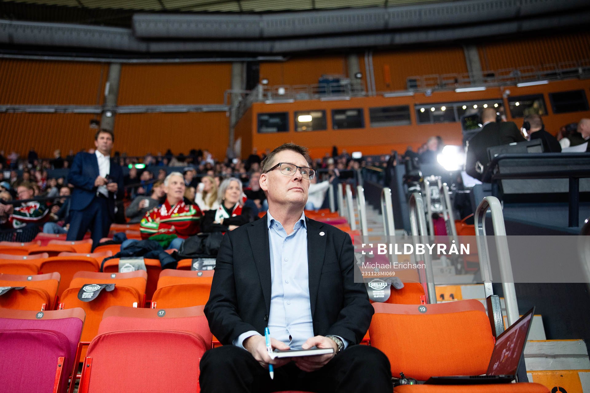 s domarchef Tomas Thorsbrink på läktaren