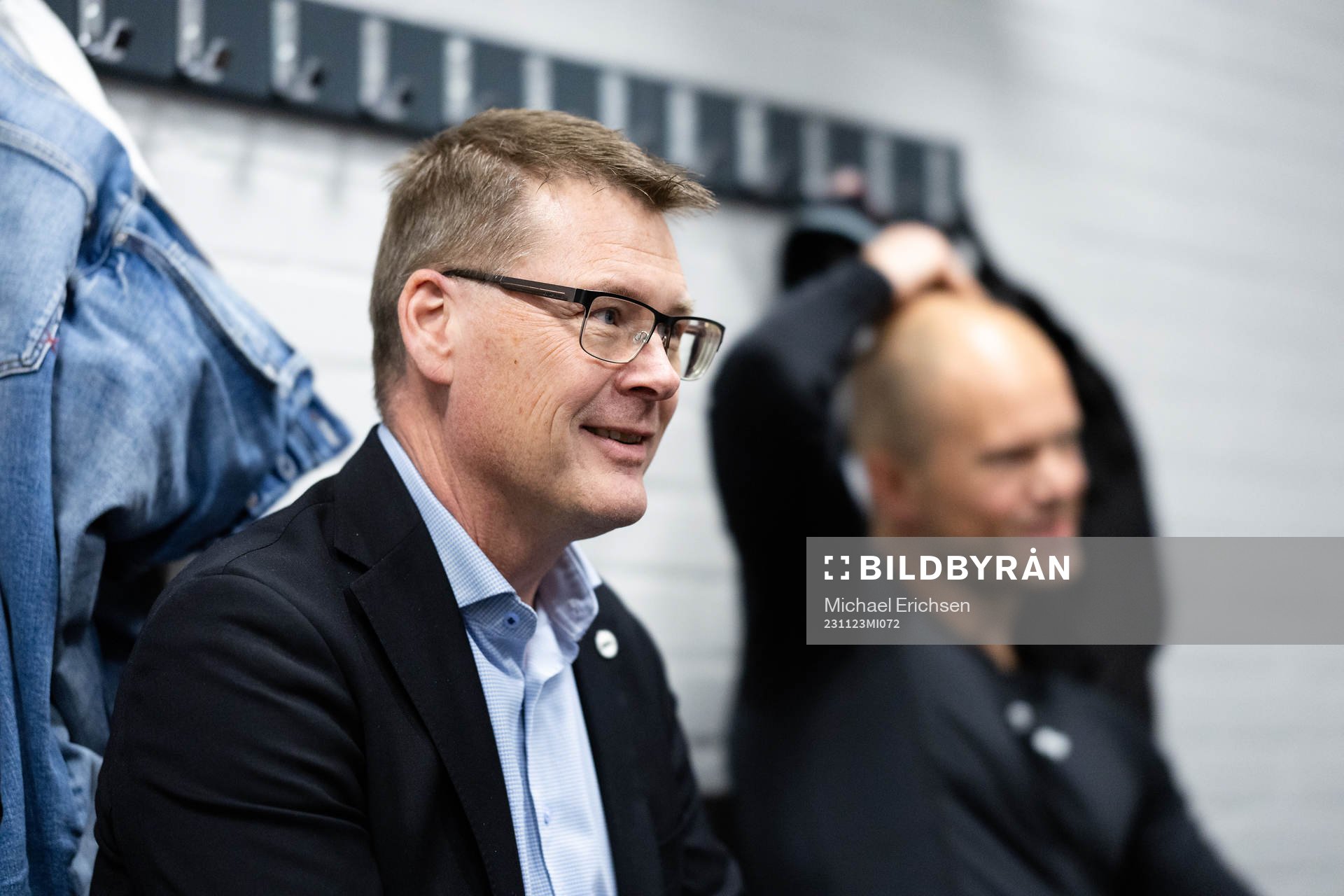 s domarchef Tomas Thorsbrink pratar med domarna i