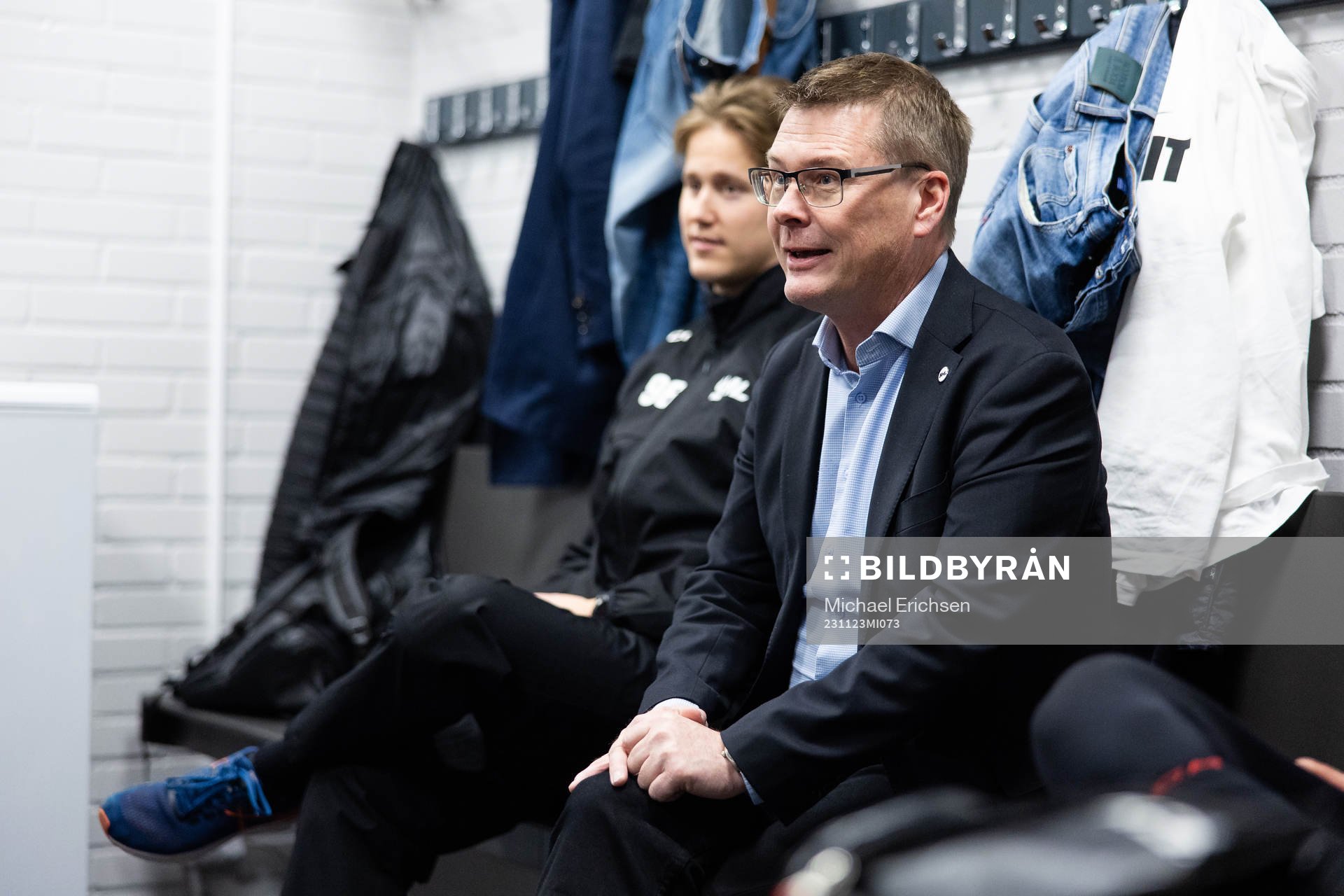 s domarchef Tomas Thorsbrink pratar med domarna i