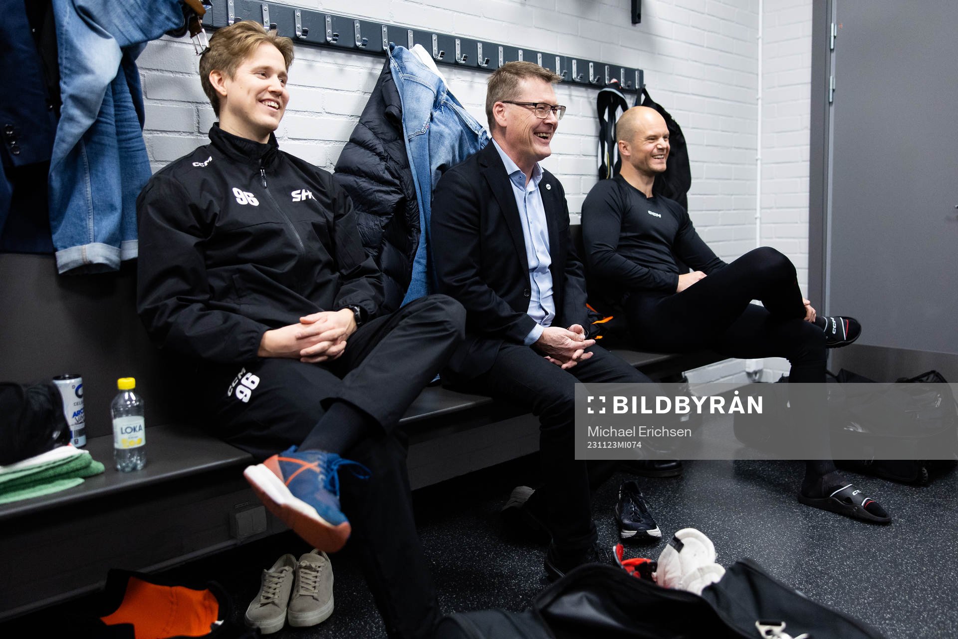 s domarchef Tomas Thorsbrink pratar med domarna i