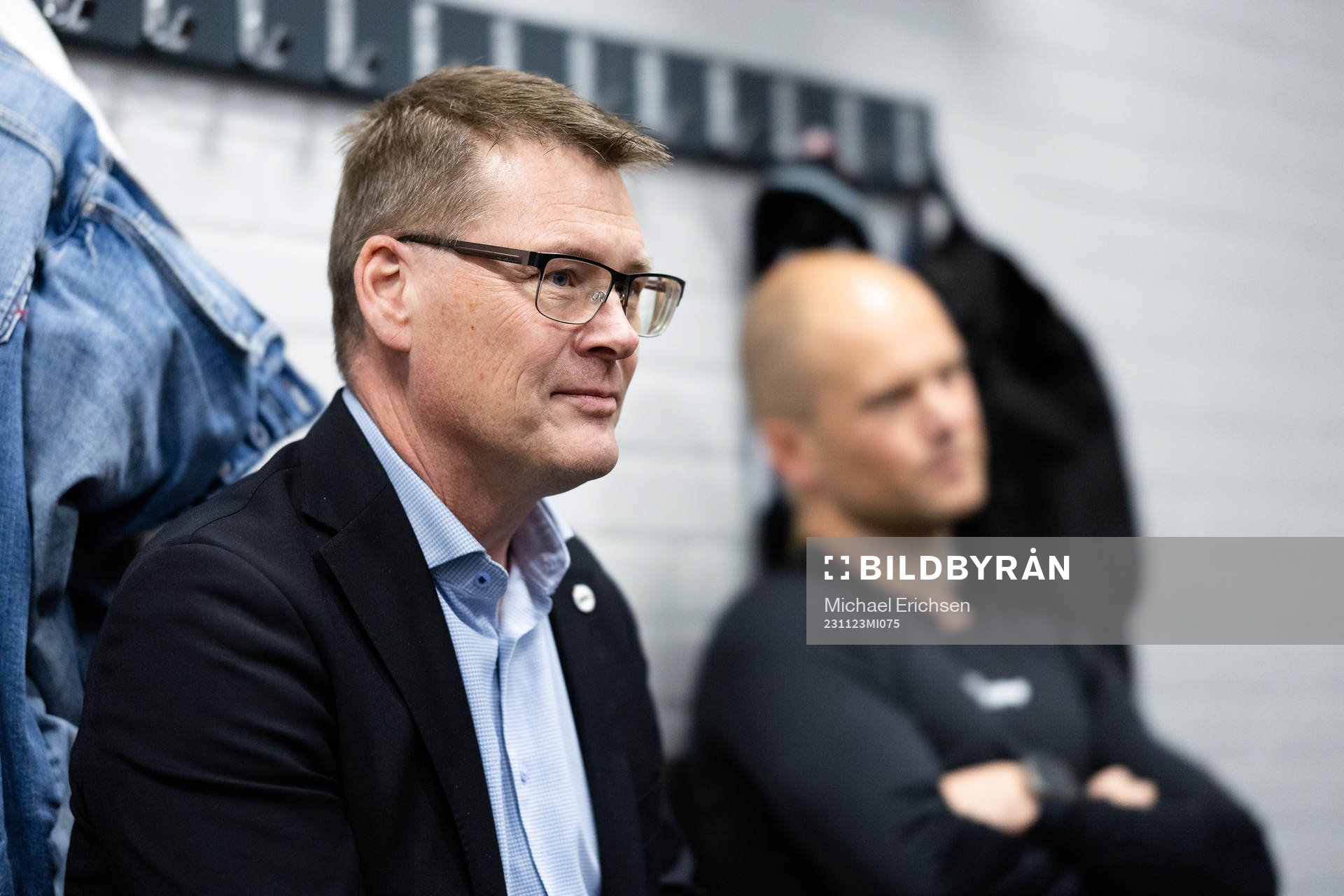 s domarchef Tomas Thorsbrink pratar med domarna i