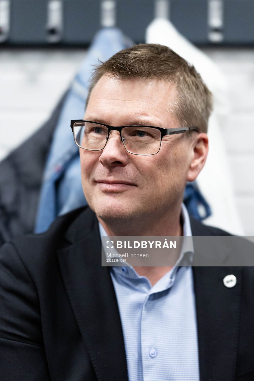 s domarchef Tomas Thorsbrink pratar med domarna i