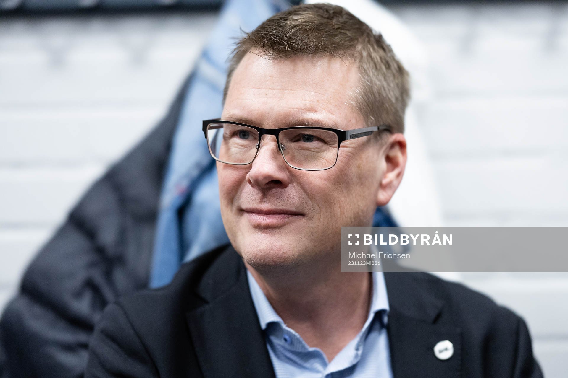s domarchef Tomas Thorsbrink pratar med domarna i