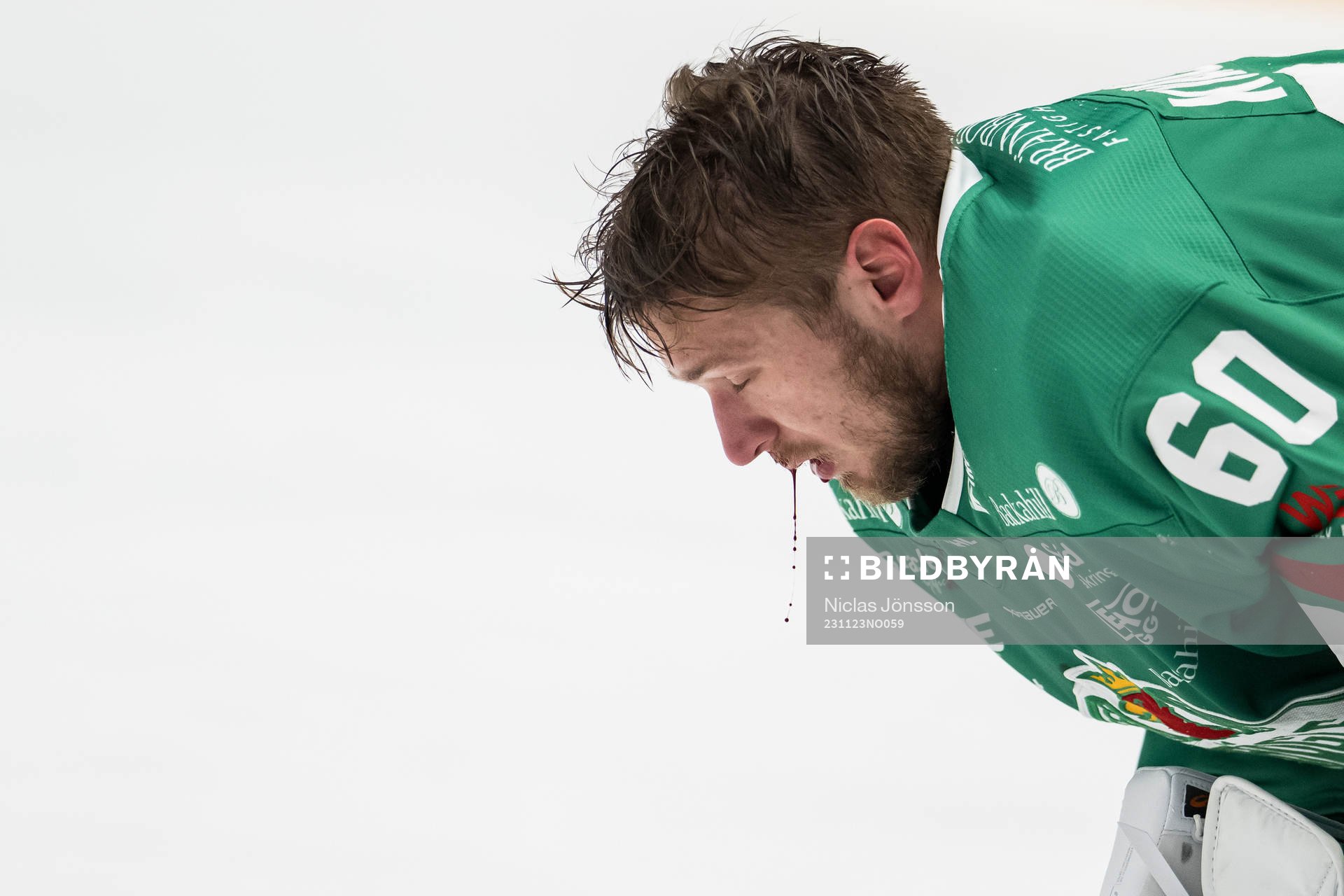 Rögles målvakt Petr Kvaca blöder