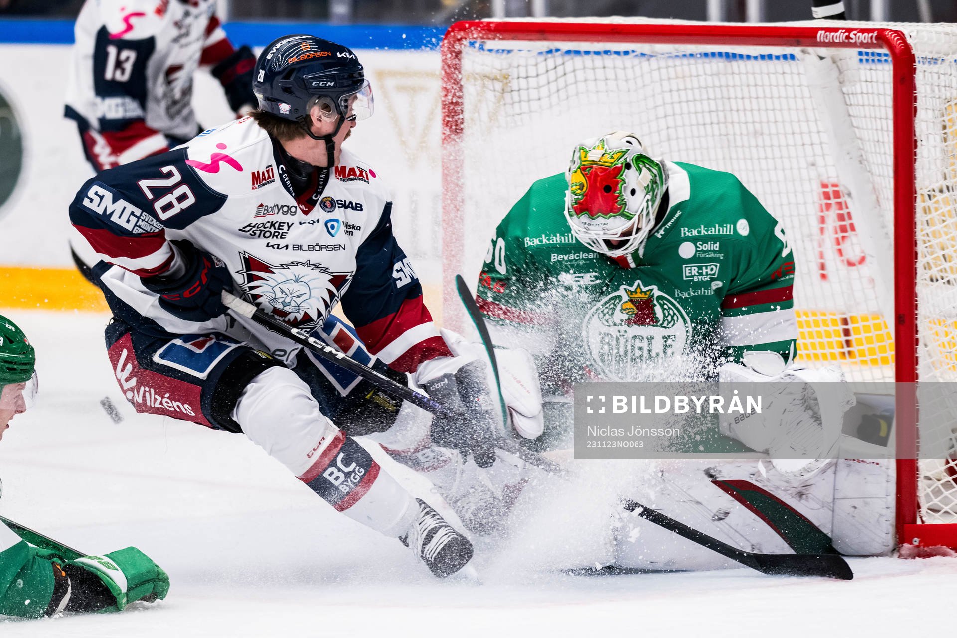 Linköpings John Nyberg och Rögles målvakt Petr Kvaca