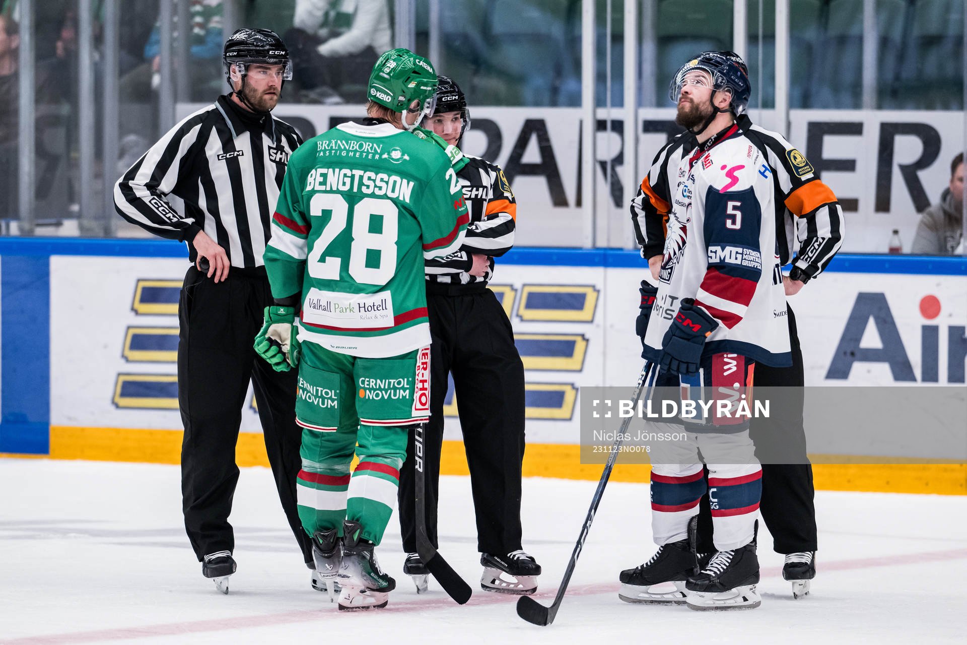 Rögles Anton Bengtsson och Linköpings Oscar Fantenberg i