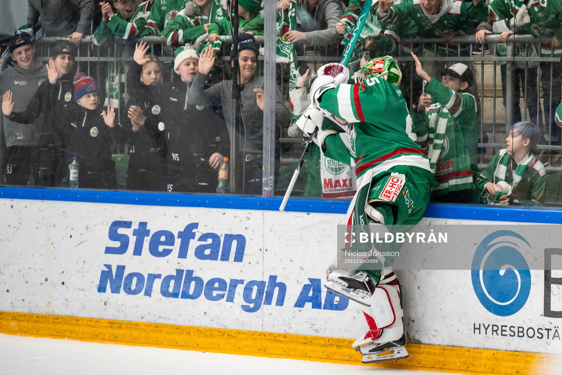 Rögles målvakt Christoffer Rifalk jublar