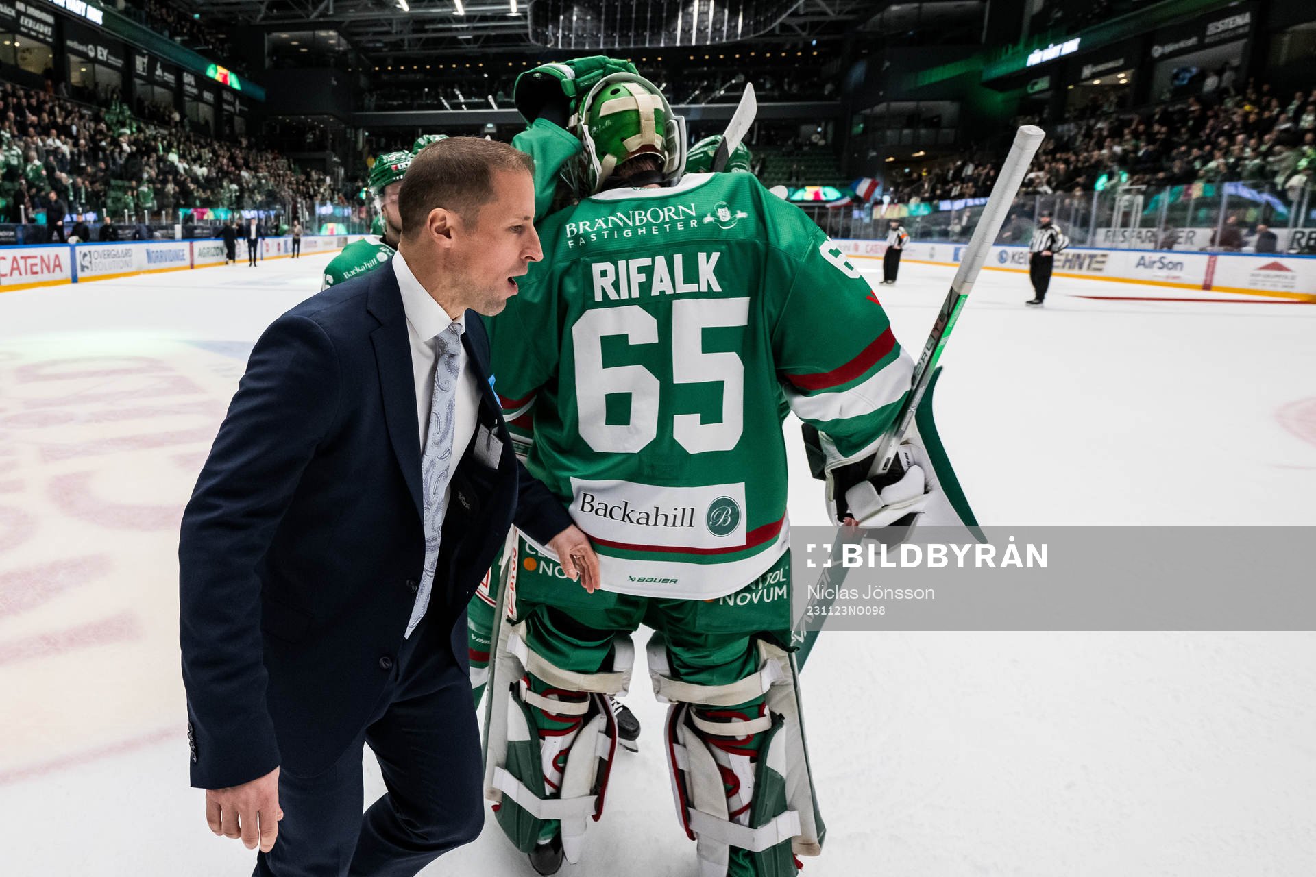 Rögles tränare Cam Abbott jublar