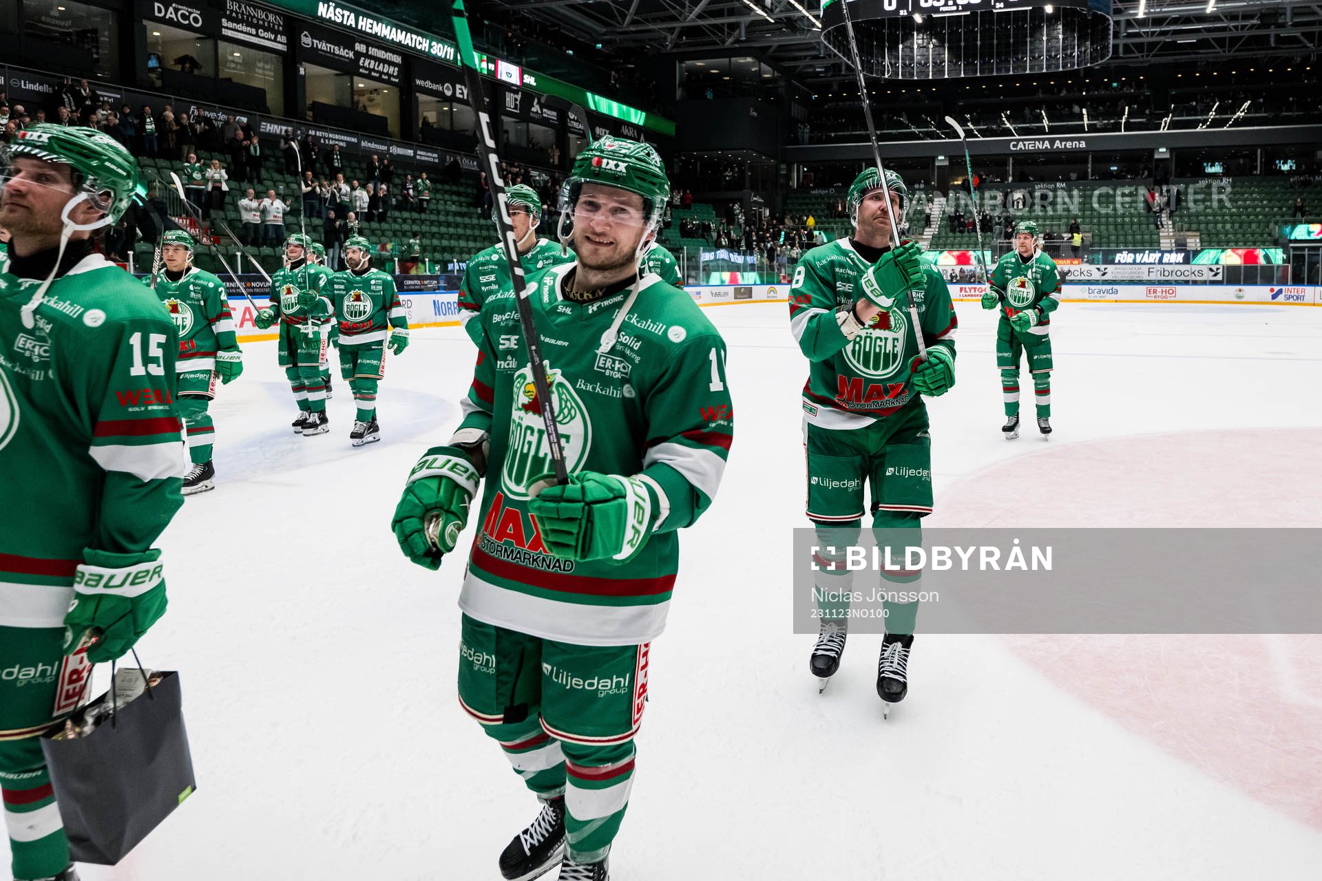 Rögles Valtteri Viljanen  och Linus Sandin jublar