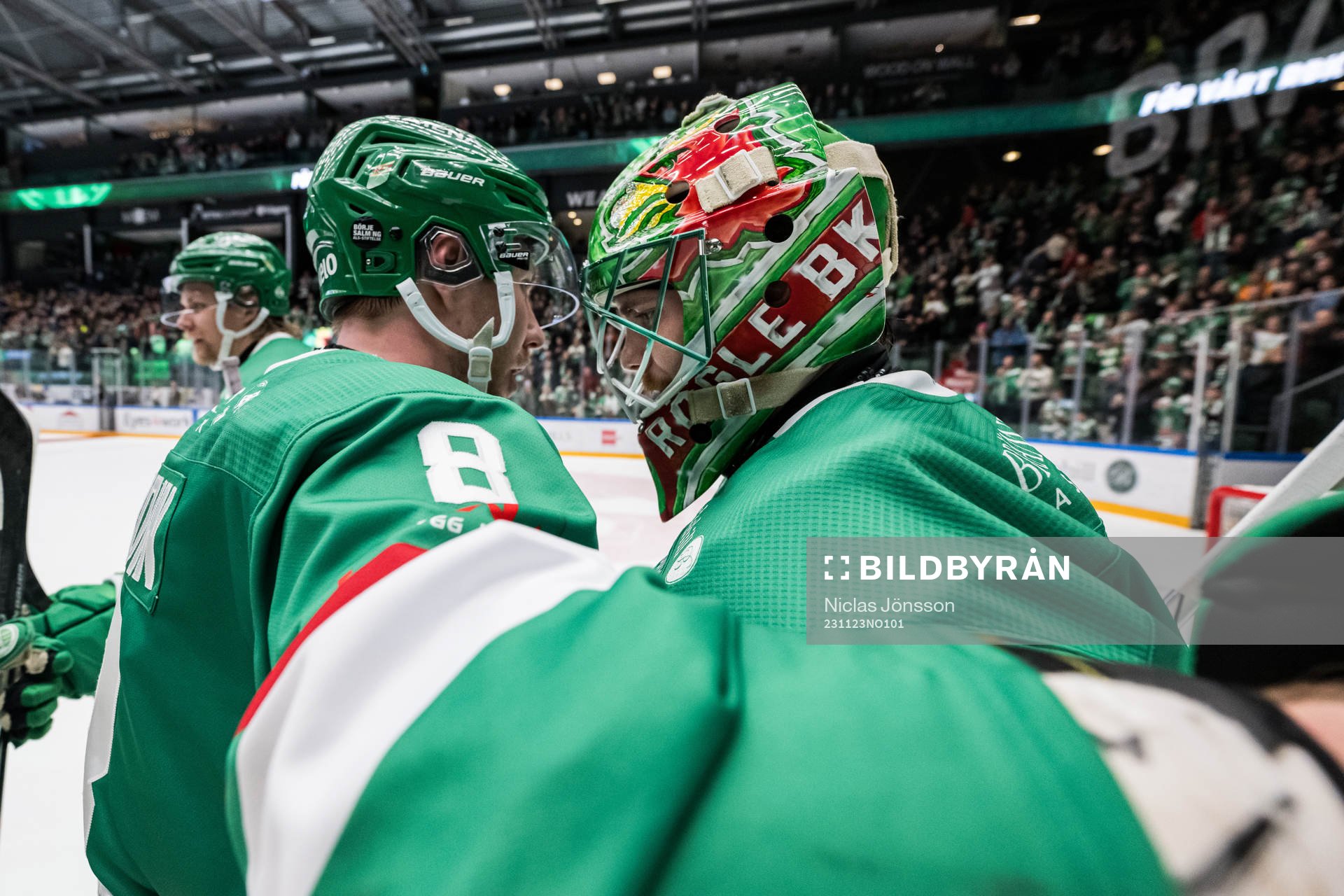 Rögles Linus Sandin  och målvakt Christoffer Rifalk jublar
