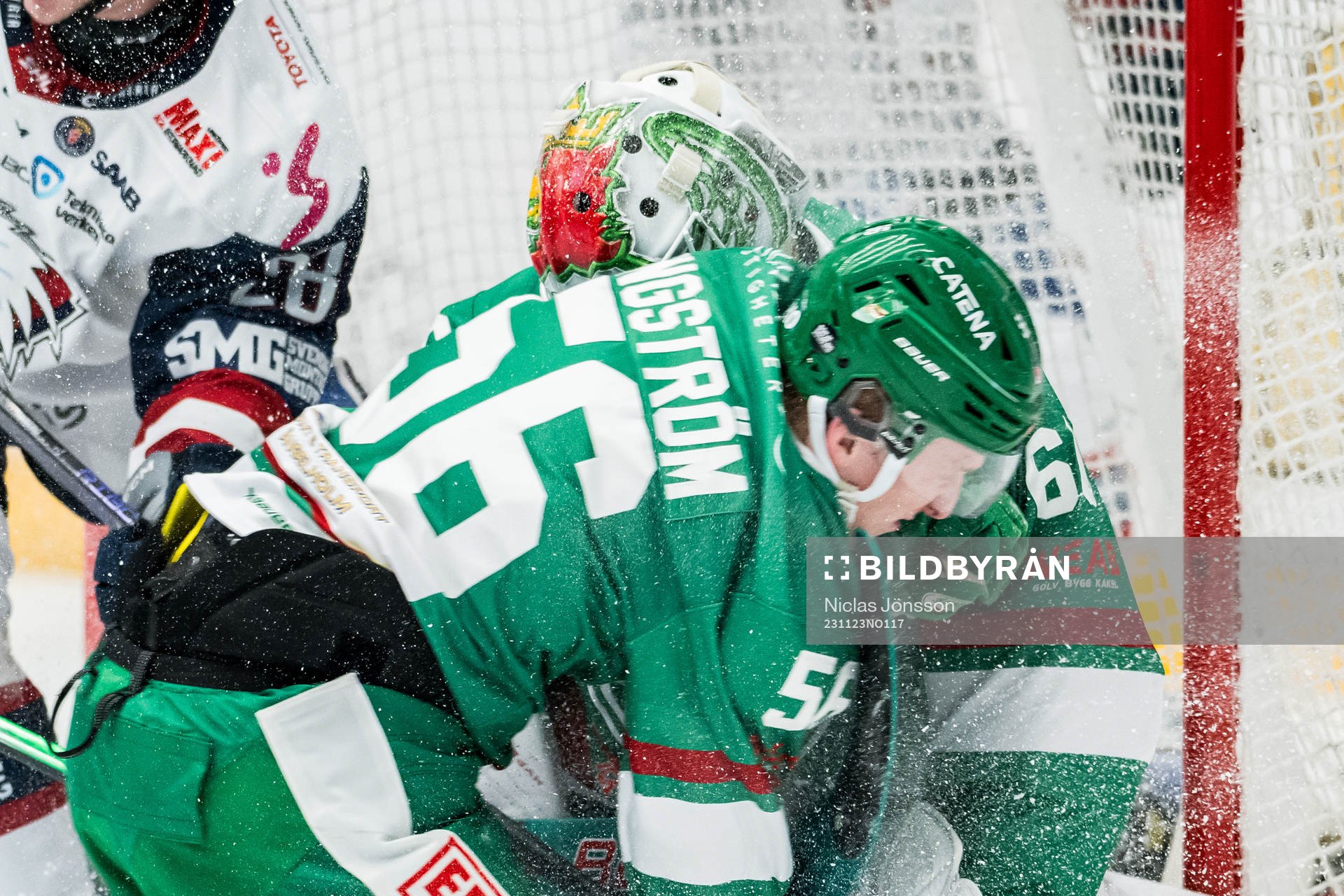 Rögles Adam Engström kolliderar med målvakt Petr Kvaca