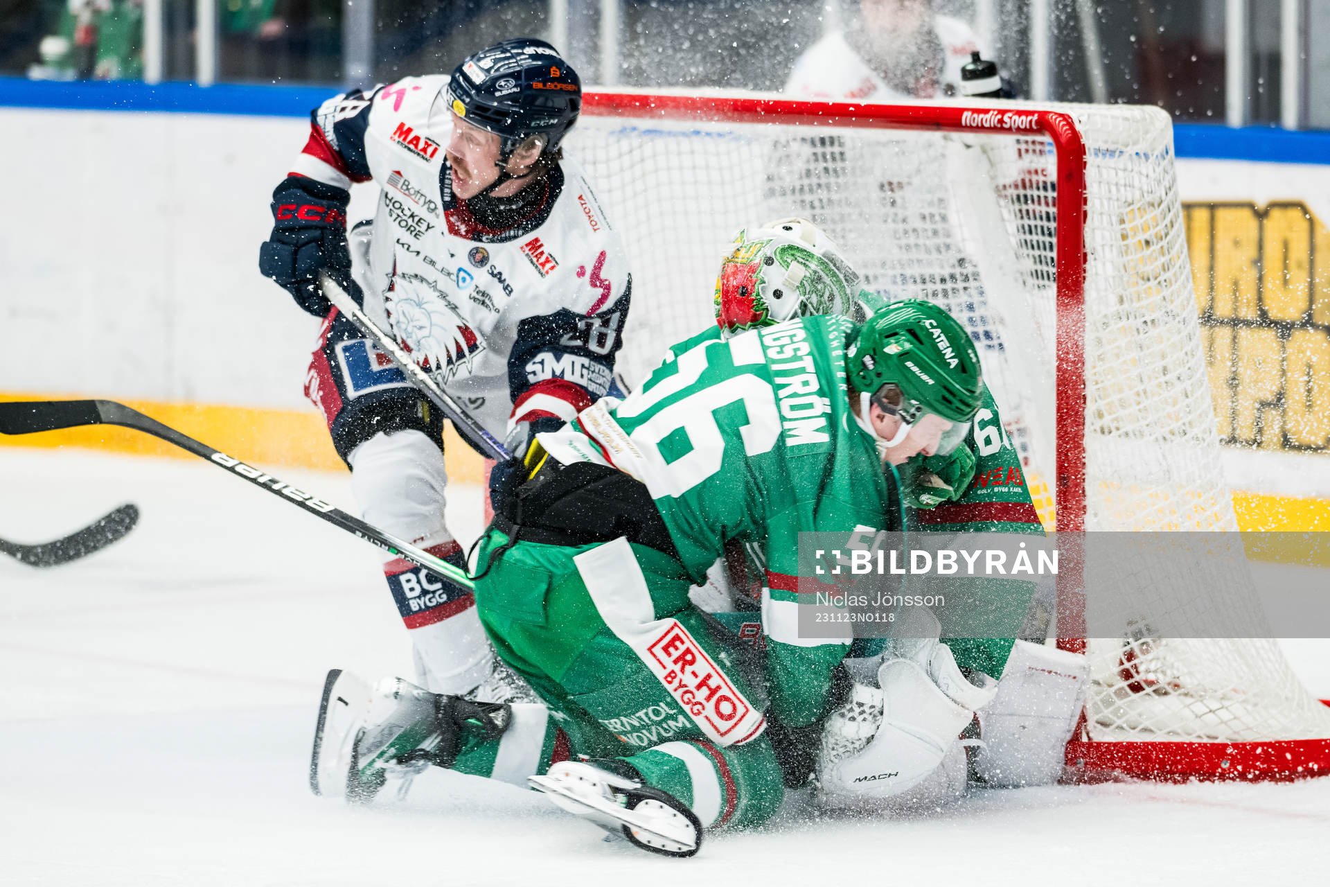 Rögles Adam Engström kolliderar med målvakt Petr Kvaca