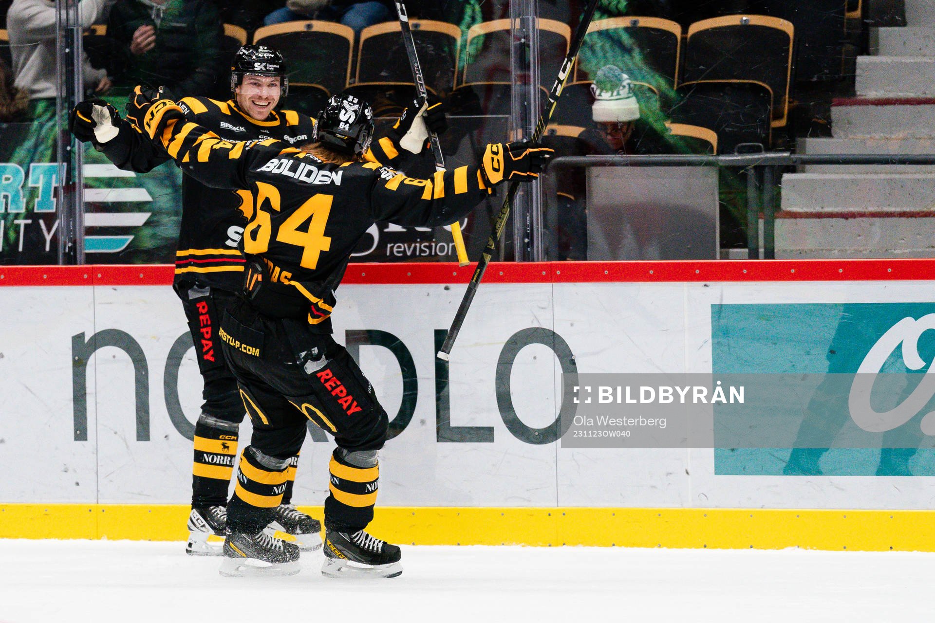 Skellefteås Jonathan Pudas och Pär Lindholm jublar